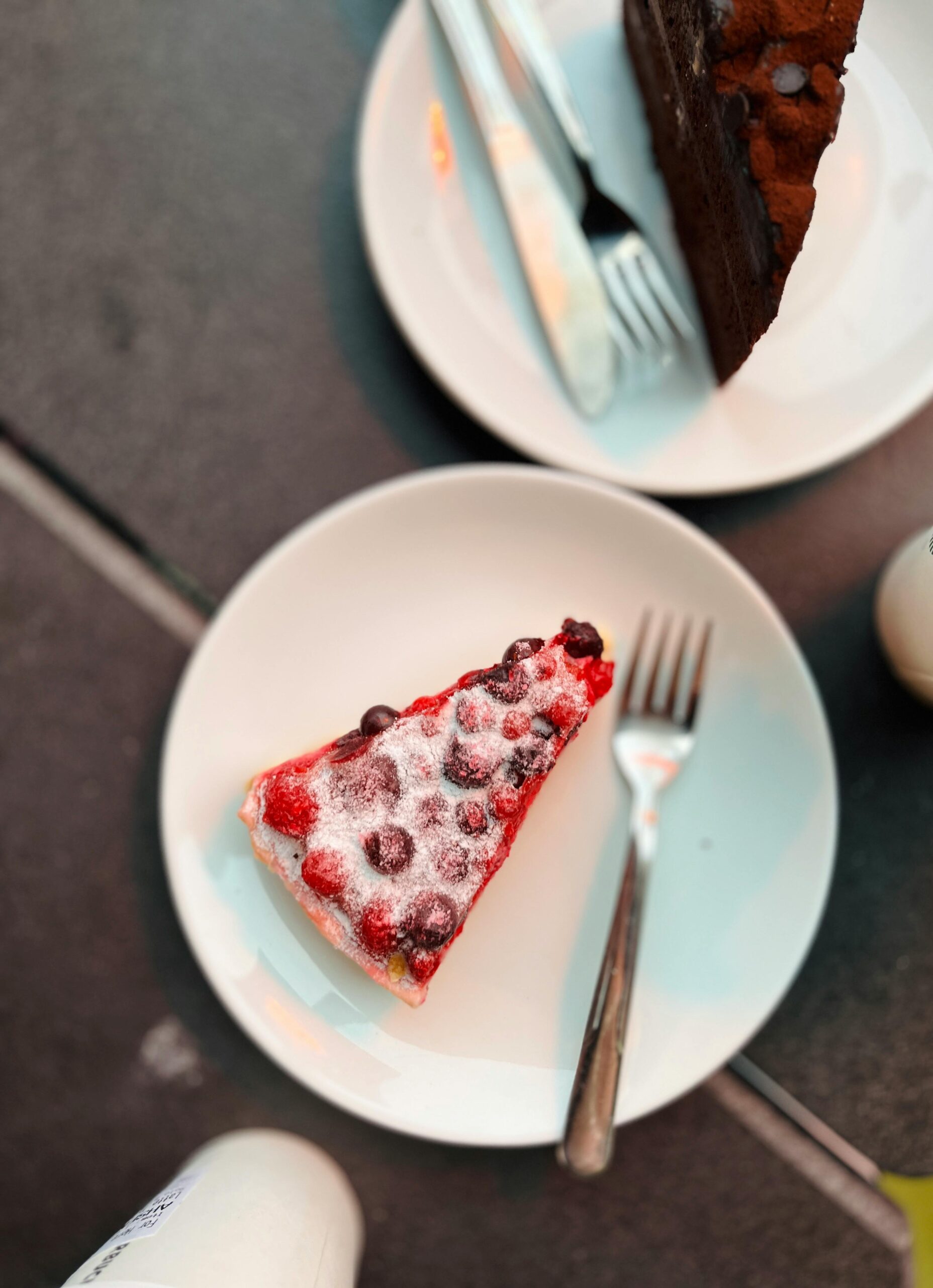 Oamenii tind să fie mai disciplinați și mai cumpătați dimineața, în timp ce seara sunt mai înclinați către alegeri hedoniste. Foto: pexels.com