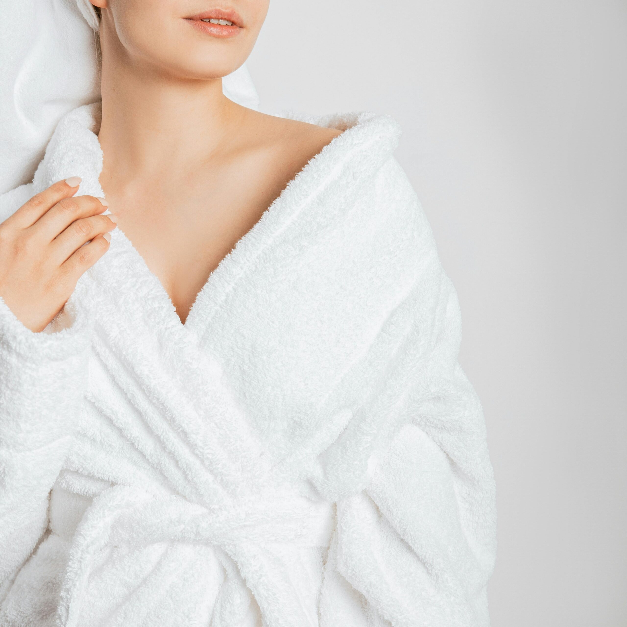 Fiind materiale foarte absorbante, prosoapele rețin reziduuri de detergent și balsam în fibre. Foto: pexels.com