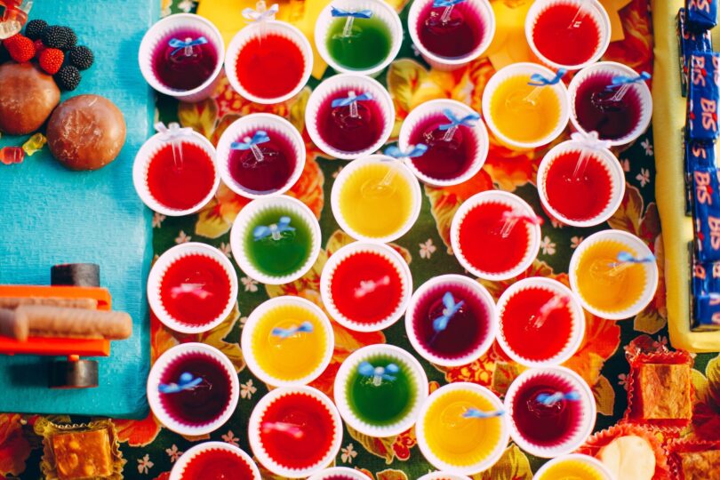 Riscurile ascunse pentru sănătate ale coloranților alimentari. Cât de periculos este, de fapt, Red 40 și alte coloranți sintetici?