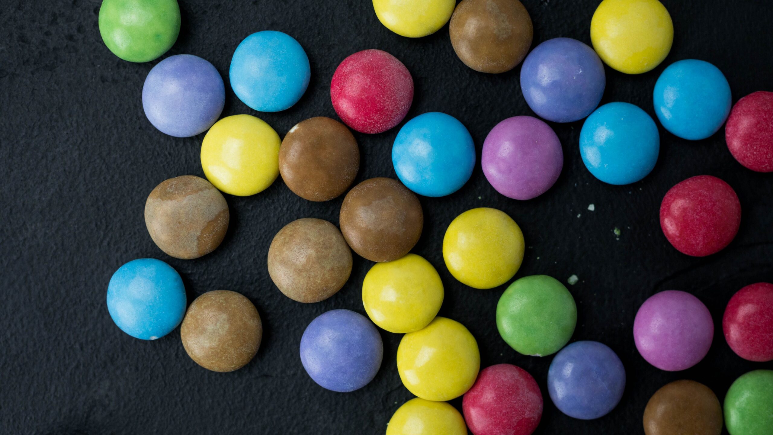 Pe etichetele produselor, coloranții artificiali apar de obicei sub forma unui nume urmat de un număr. Foto: pexels.com