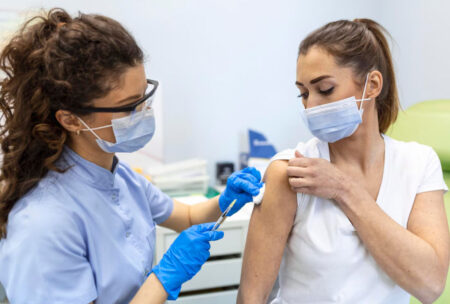 Rusia susține că dezvoltă un vaccin anticancer gratuit. Cât de avansat este proiectul?