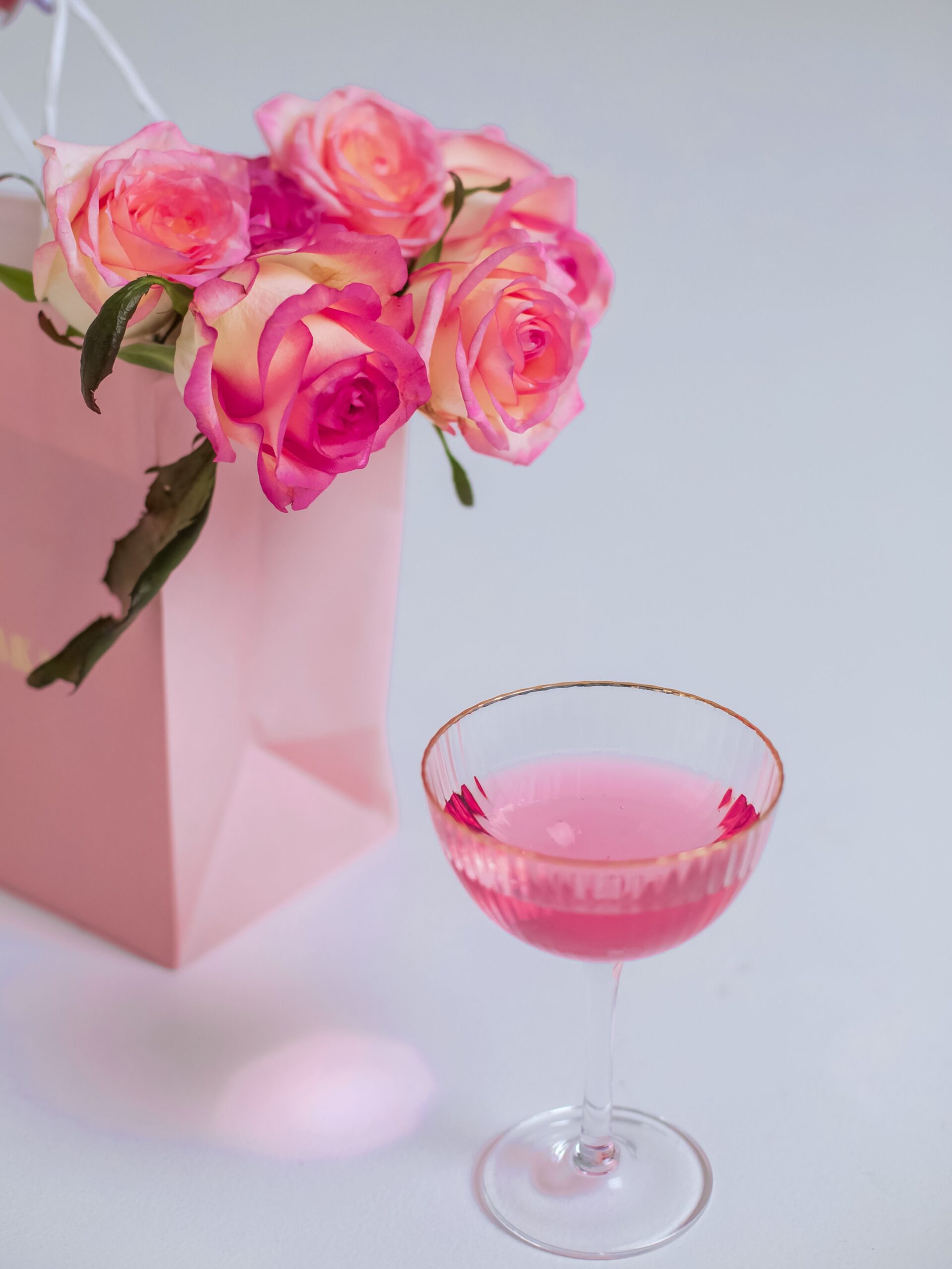 Este o băutură parfumată, cu aromă intens florală, preparată din petale de trandafir, zahăr, apă și lămâie. Foto: pexels.com