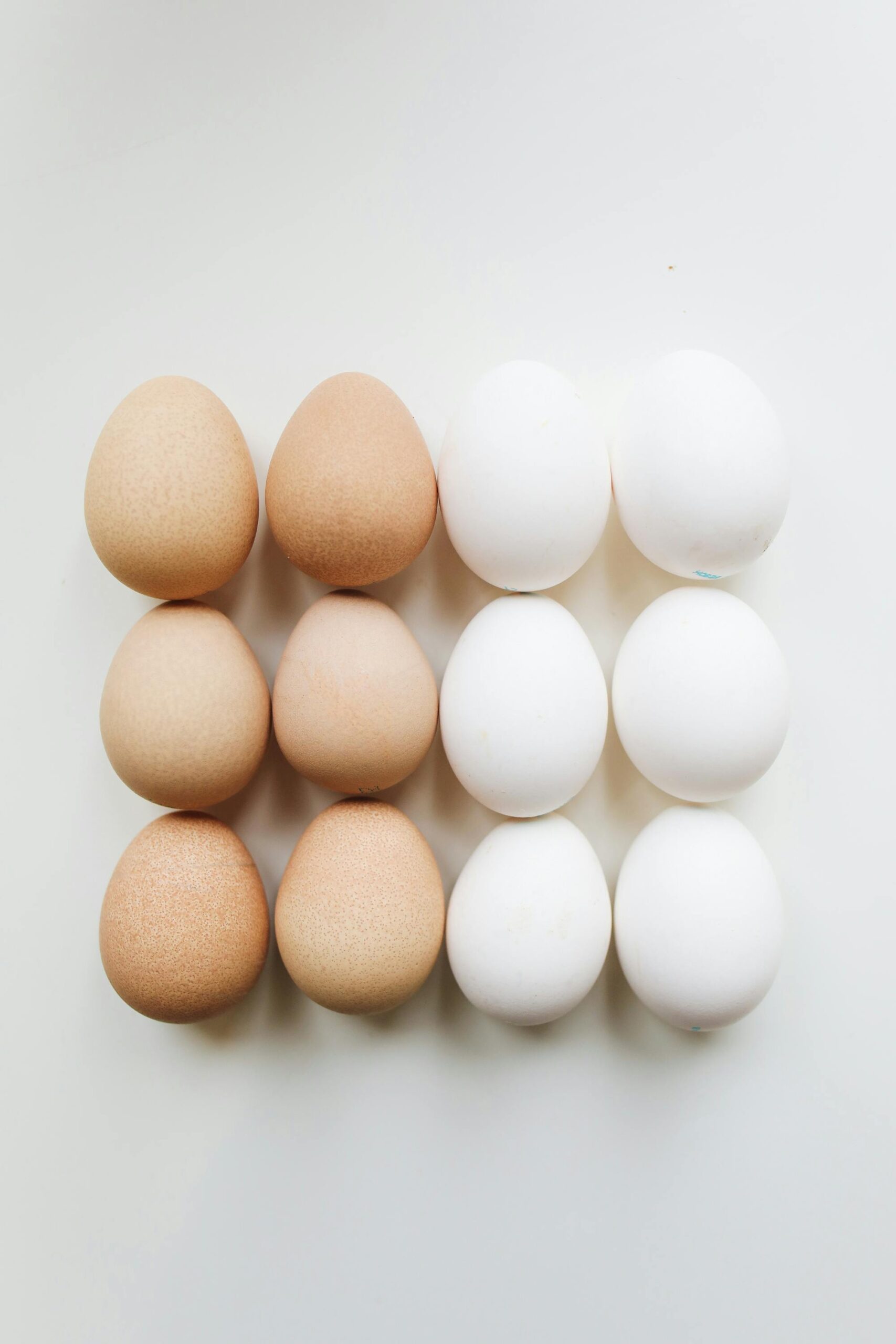 Diferența nu are legătură cu valoarea nutritivă a ouălor, ci cu găinile care le produc. Foto: pexels.com