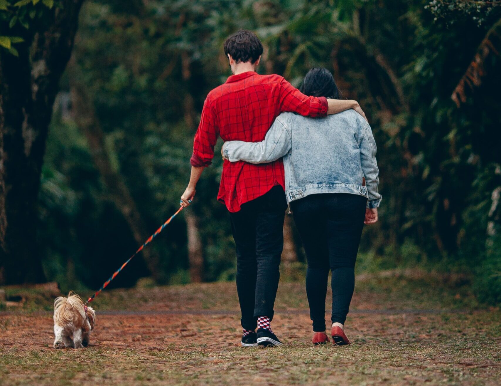 Scăderea vitezei de mers odată cu înaintarea în vârstă este normală, însă o reducere bruscă poate reprezenta un semnal de alarmă. Foto: pexels.com
