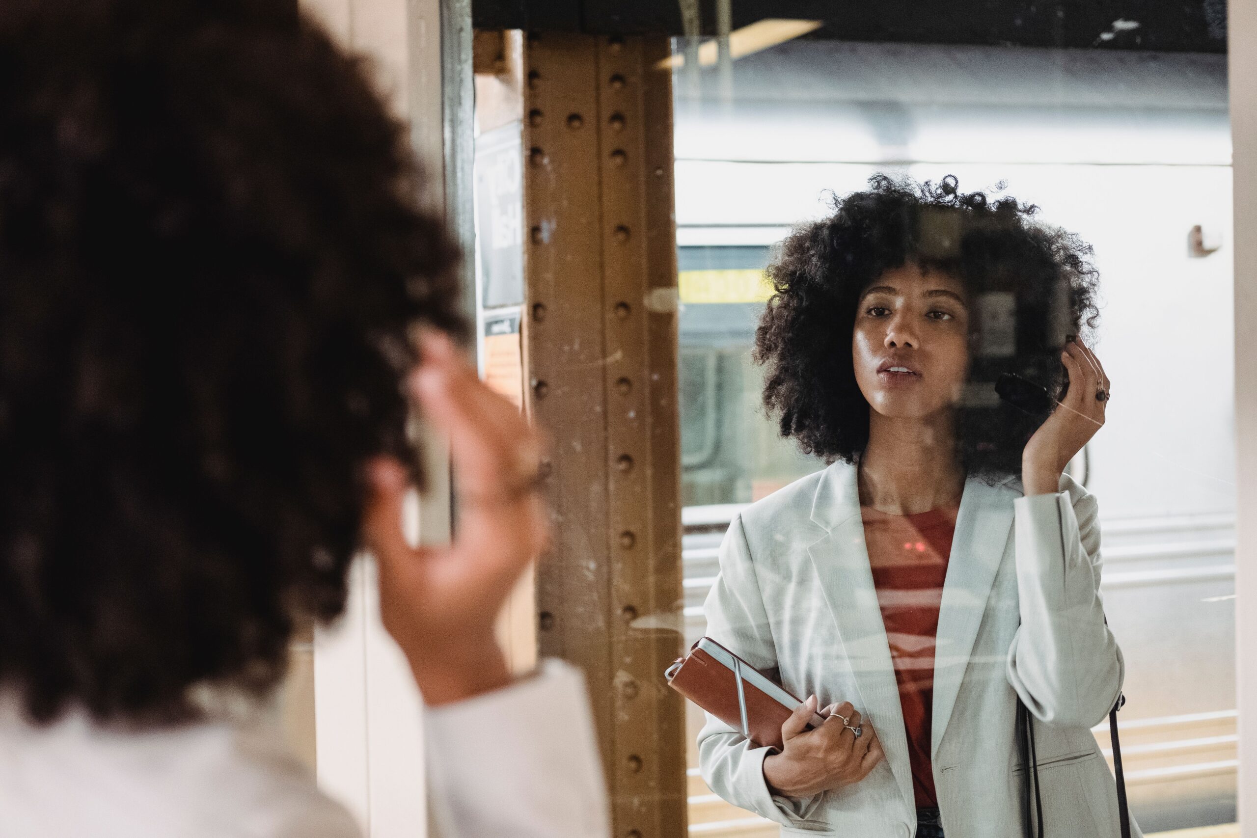 Dialogul cu sine poate avea efecte pozitive asupra funcțiilor cognitive. Foto: pexels.com