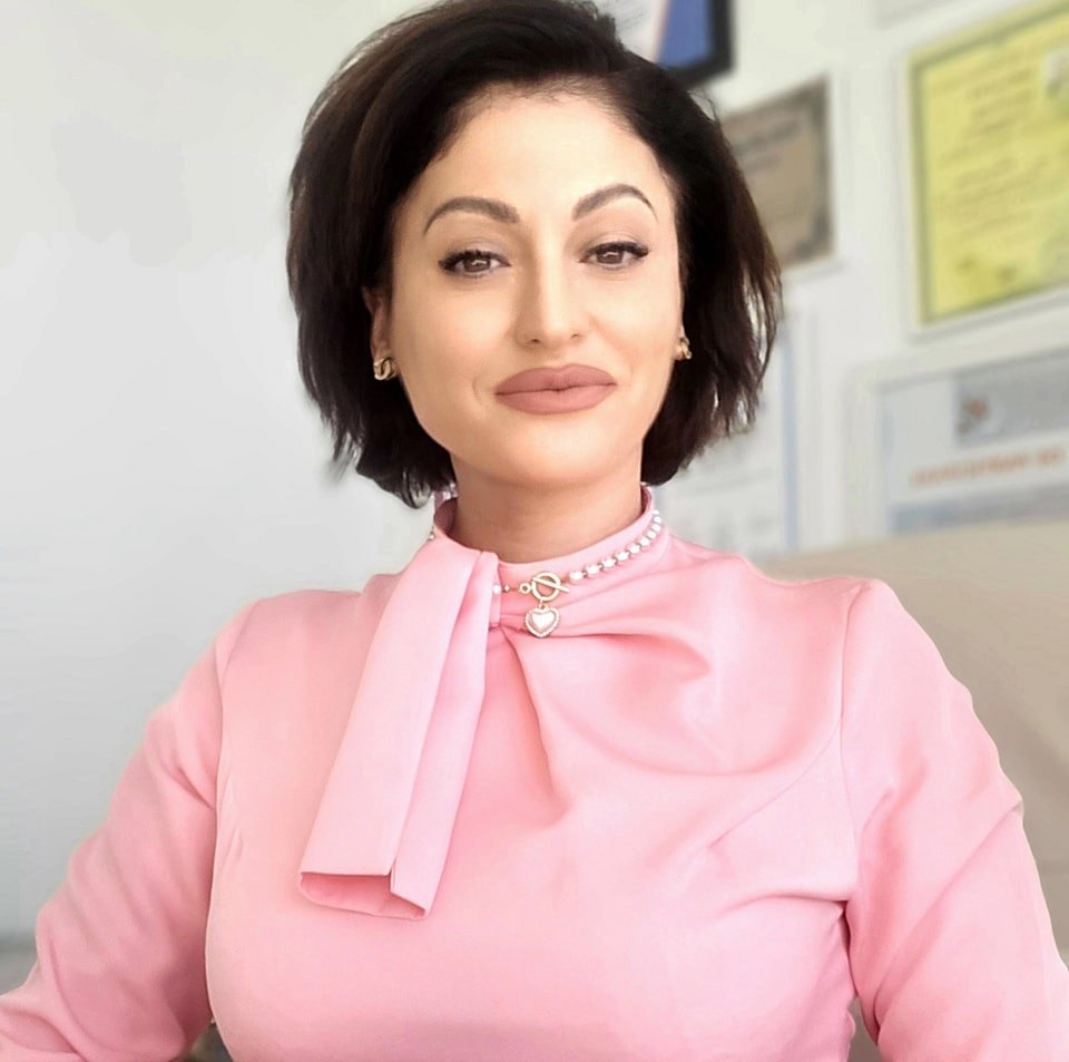 Ana-Maria Demetrescu, profesor inginer în industria alimentară și nutriționist specializat în realizarea de planuri alimentare personalizate și educație nutrițională adaptată fiecărei persoane.
Sursa foto: Facebook