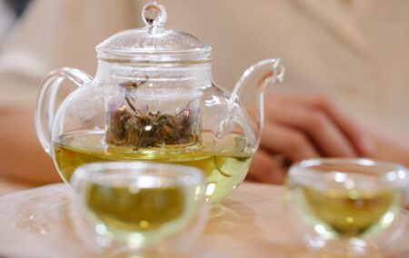 Ce se întâmplă cu creierul tău când combini ceaiul verde cu vitamina B3, potrivit unui nou studiu