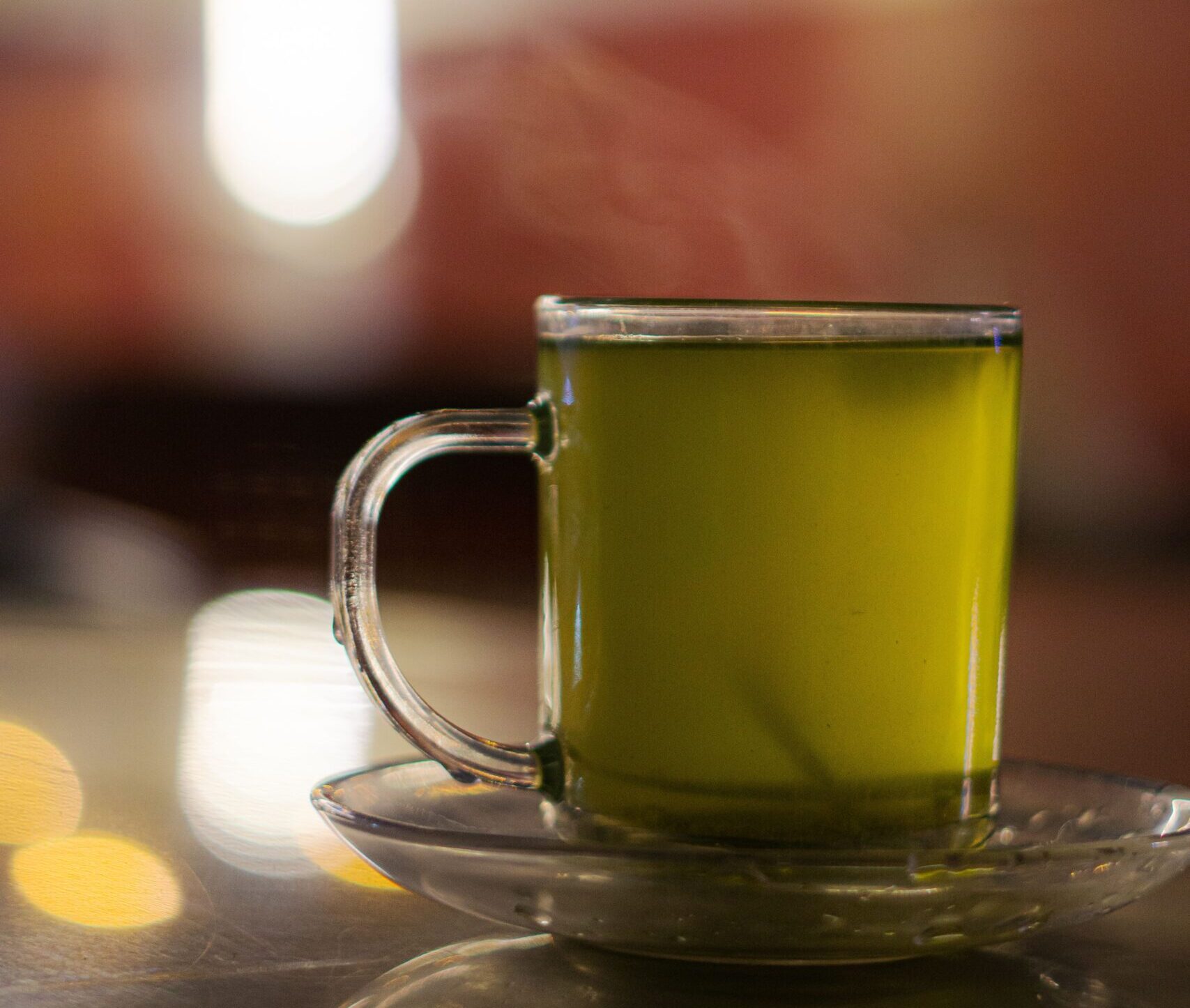 Persoanele care beau frecvent ceai verde prezentau mai puține leziuni ale substanței albe din creier. Foto: pexels.com