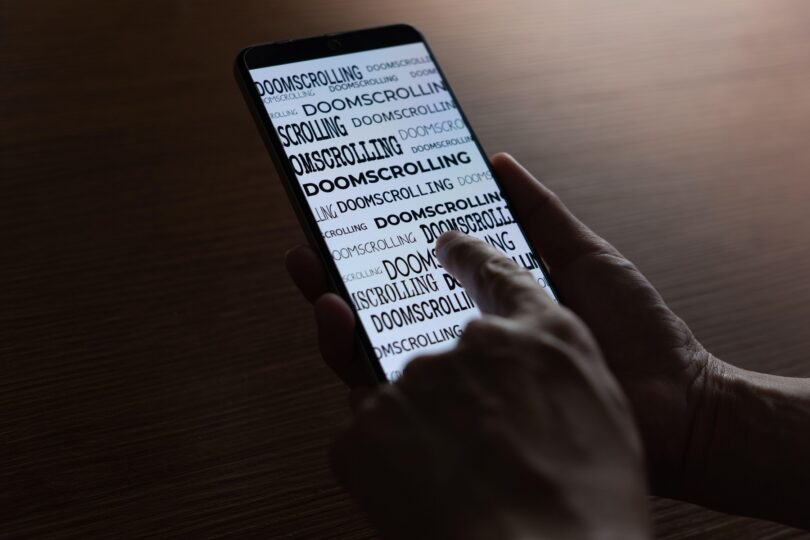 Deschidem telefonul pentru cinci minute și îl închidem peste o oră. Cum ne „prinde” doomscrolling-ul și ce face, de fapt, cu mintea noastră, conform psihologului clinician Iulia Blănaru-Maier: „Mulți oameni confundă distragerea atenției cu relaxarea”. EXCLUSIV
