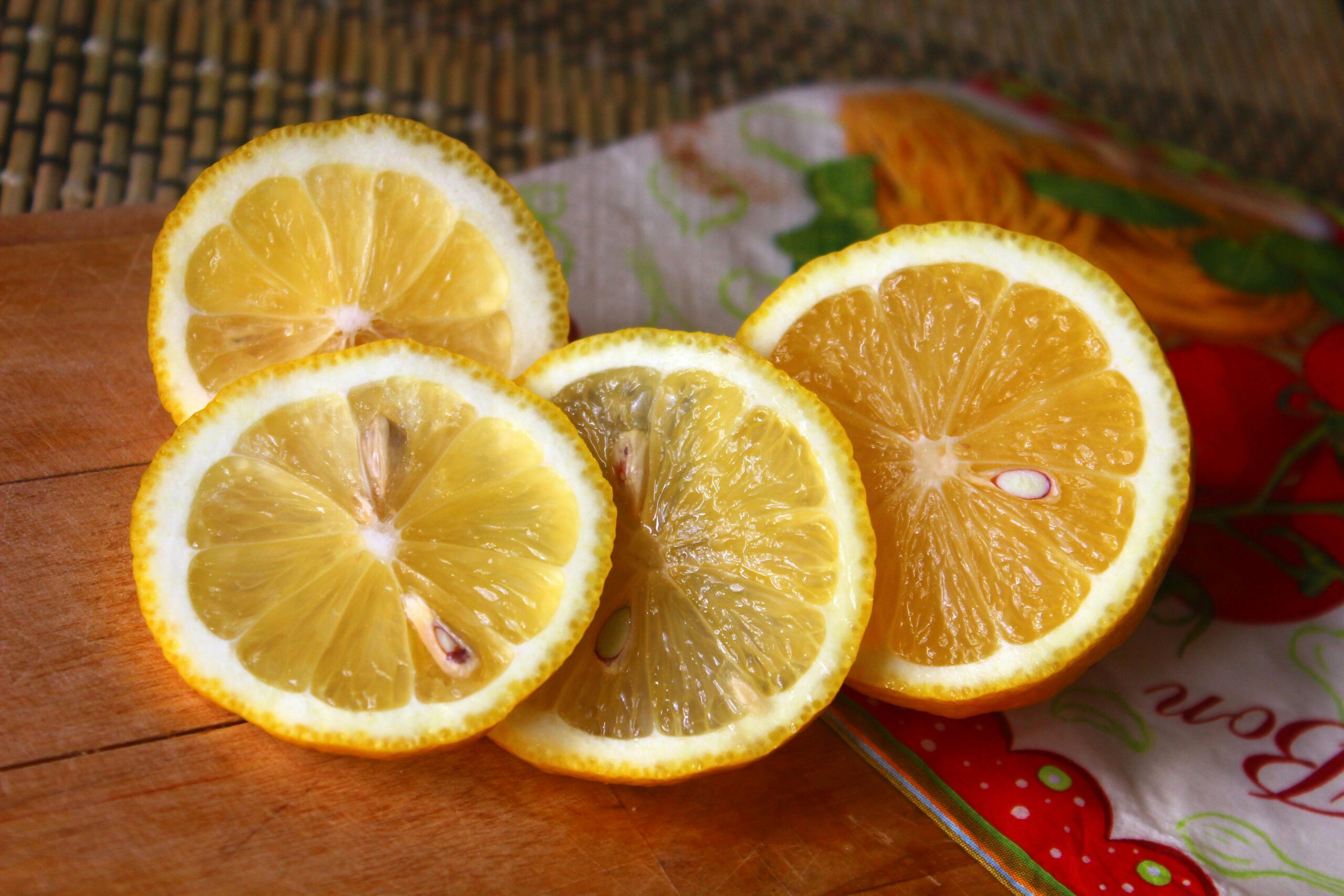 Pe lângă fructul în sine, pot fi folosite și lumânări parfumate sau spray-uri cu aromă de lămâie pentru a răspândi mirosul în încăperi. Foto: pexels.com