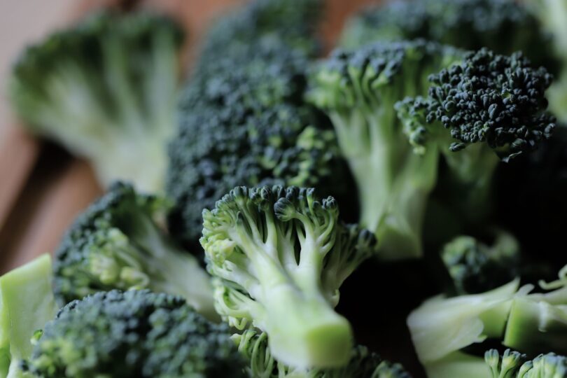 14 beneficii pentru sănătate ale broccoli, susținute de cercetări. De ce este considerat unul dintre cele mai sănătoase alimente din lume