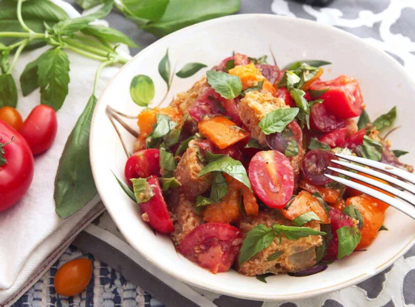 Nu mai arunca pâinea uscată! Cum prepari Panzanella, una dintre cele mai iubite salate italiene