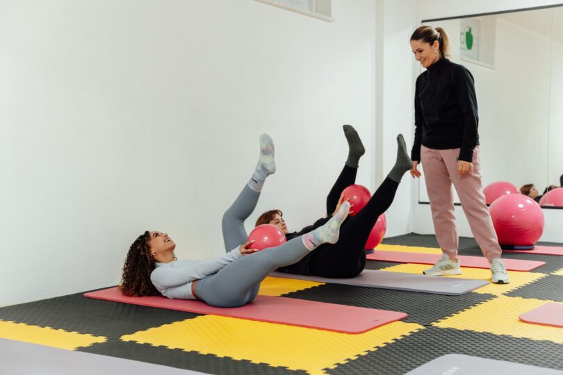 Antrenamentul Pilates recomandat femeilor de peste 40 de ani. Ajută la creșterea forței, mobilității și echilibrului