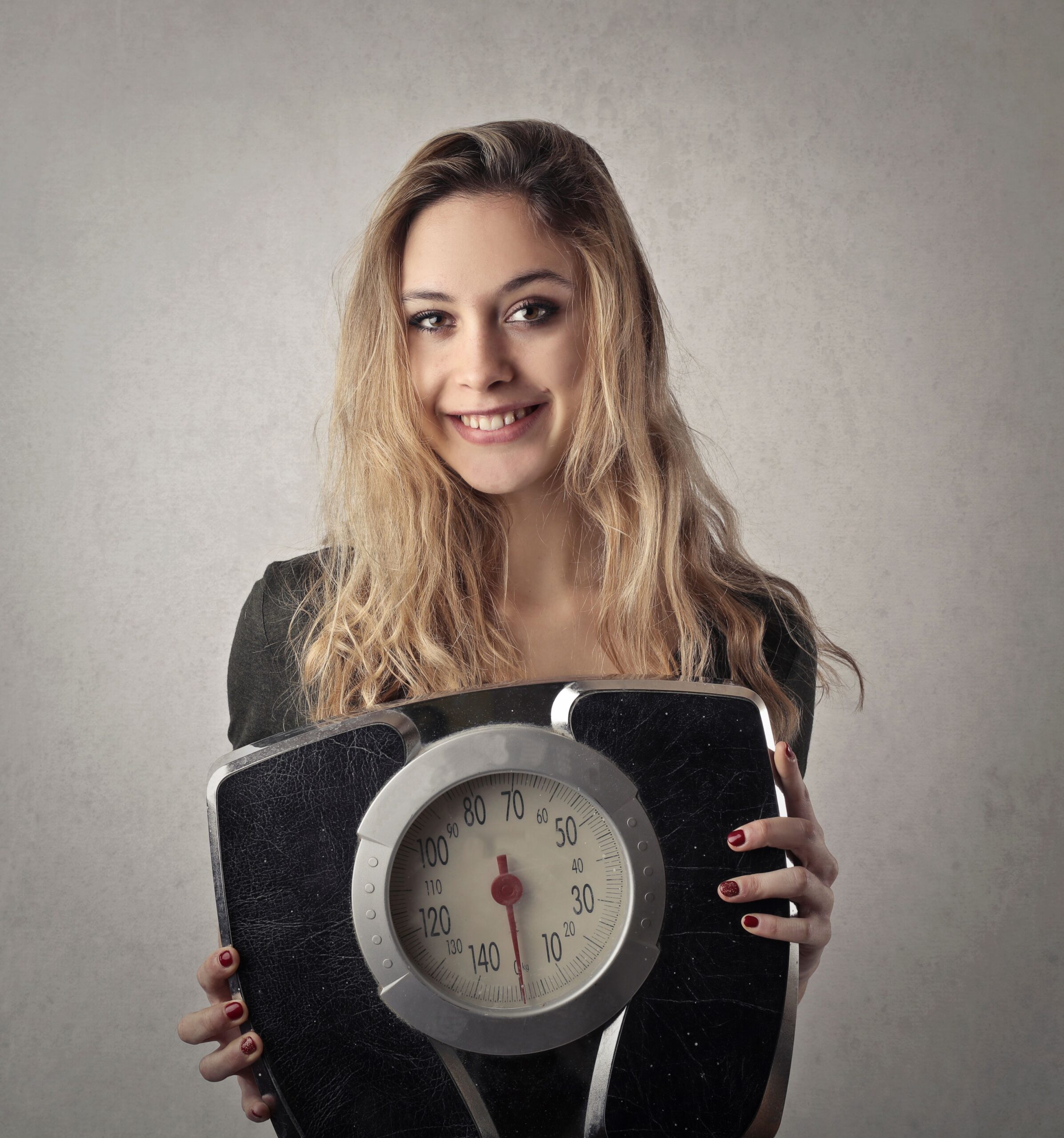 Specialiștii explică faptul că nu există o greutate perfectă valabilă pentru toată lumea. Foto: pexels.com