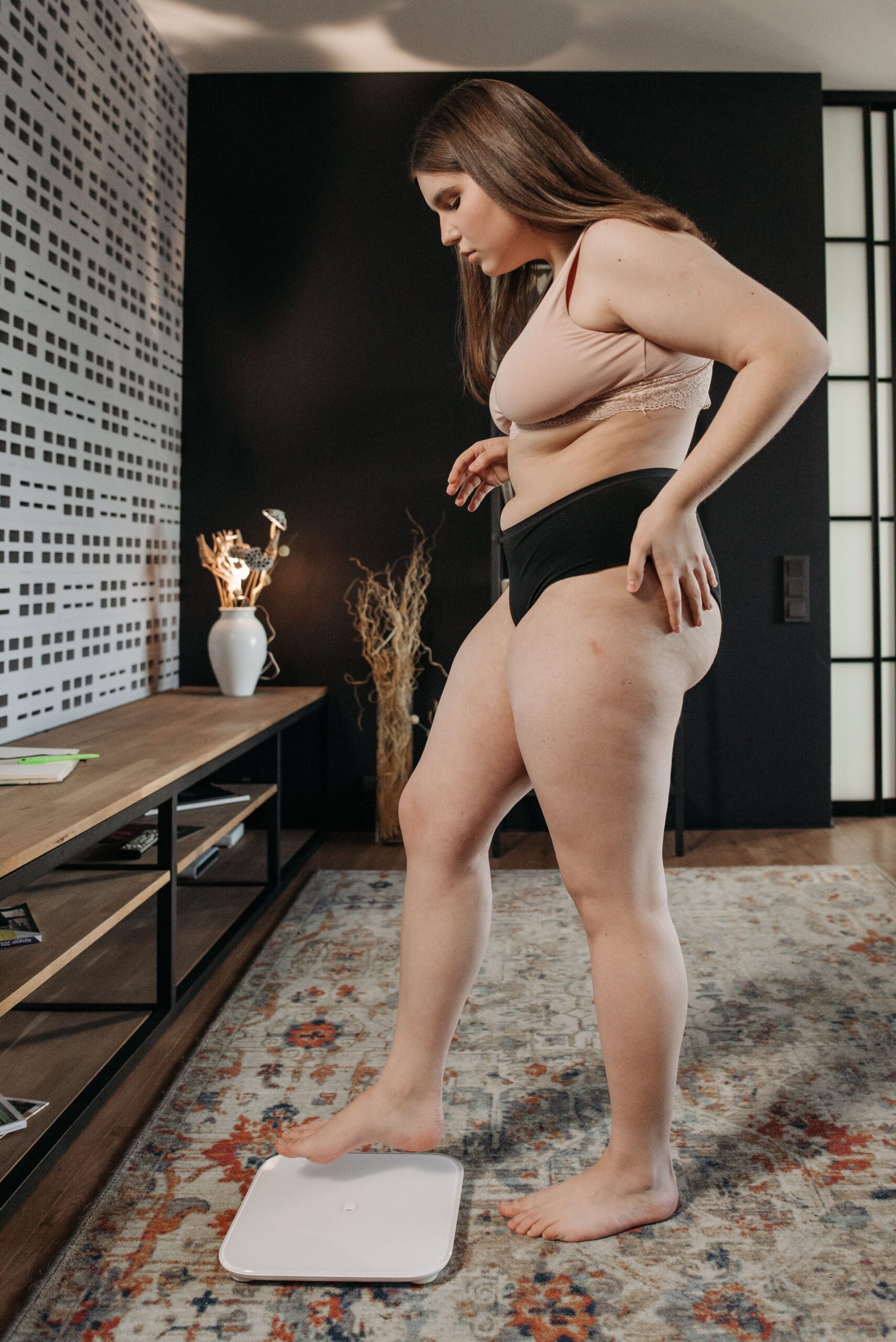 Specialiștii spun că nu trebuie să ai aceeași greutate ca la 20 de ani. Foto: pexels.com