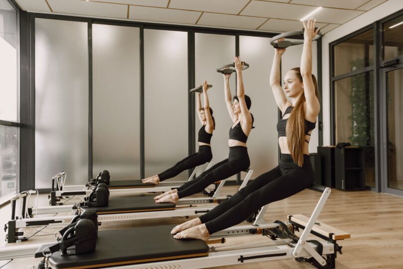 Ce este Reformer Pilates? Antrenamentul cu impact redus care întărește întregul corp și poate reduce durerile de spate