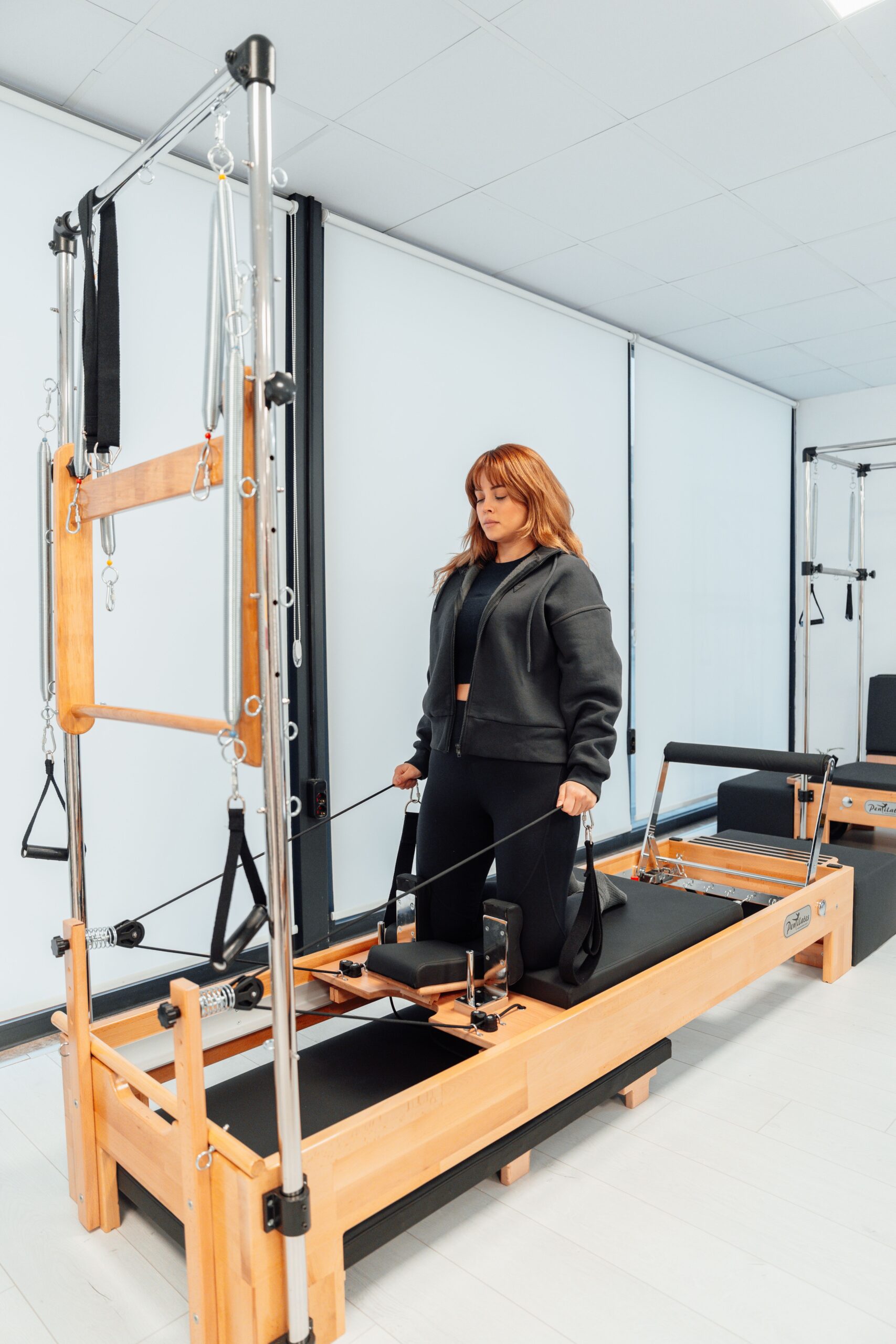 Reformerul seamănă cu un cadru de pat, dar în locul saltelei are o platformă mobilă care alunecă înainte și înapoi pe șine. Foto: pexels.com