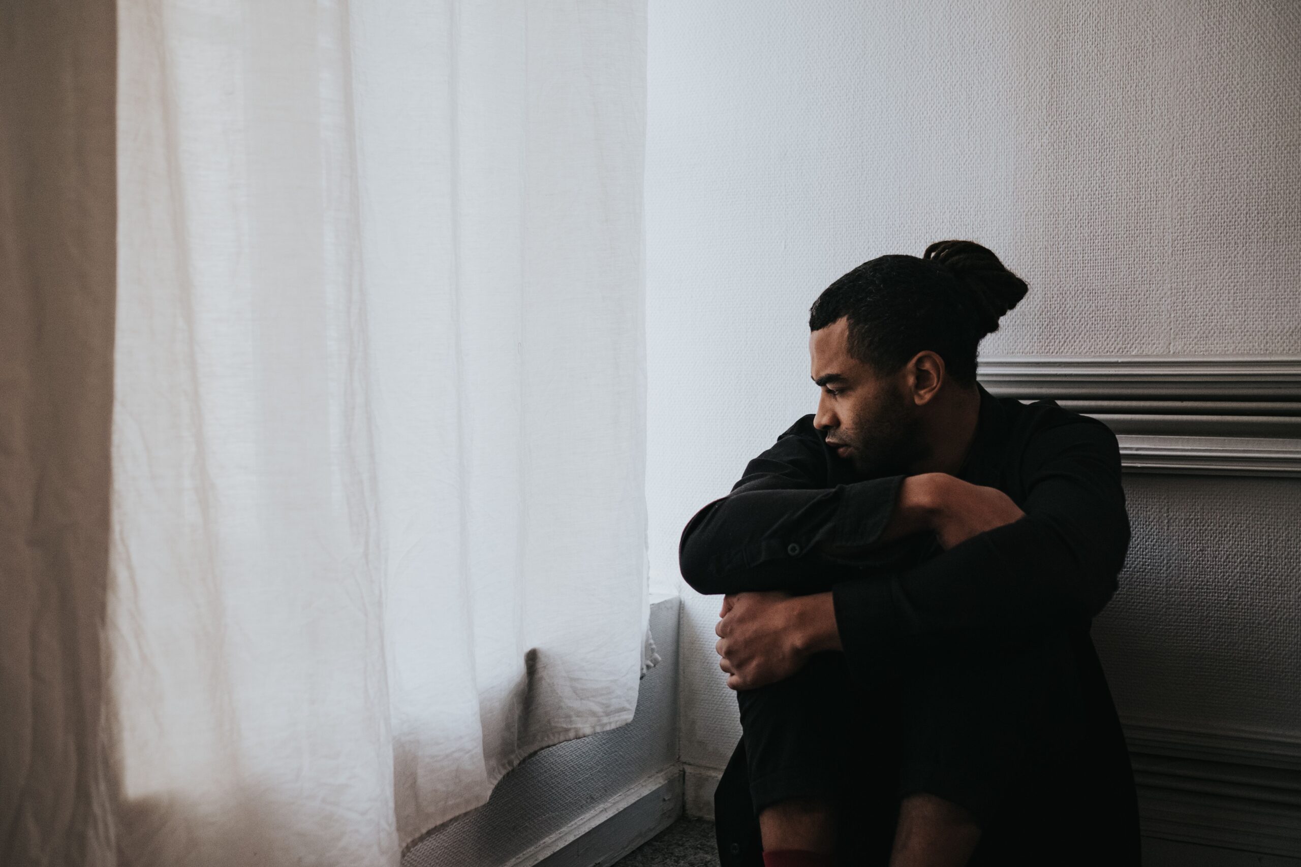 Autocritica poate afecta încrederea în sine și poate întreține sentimente de vinovăție, anxietate sau tristețe. Foto: pexels.com