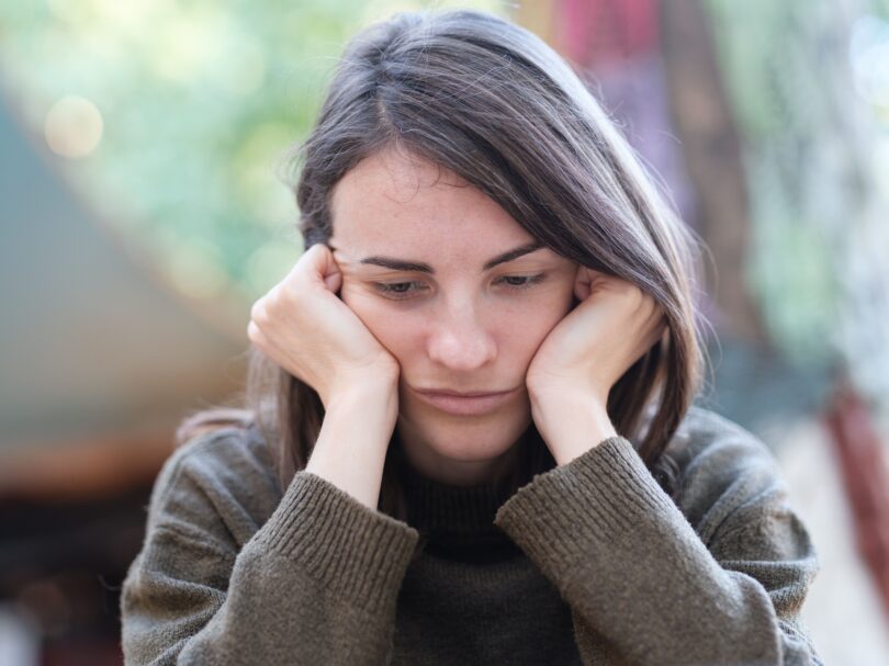 Cele trei expresii care pot ascunde o suferință emoțională. Psihologii spun că merită să fim atenți la ele