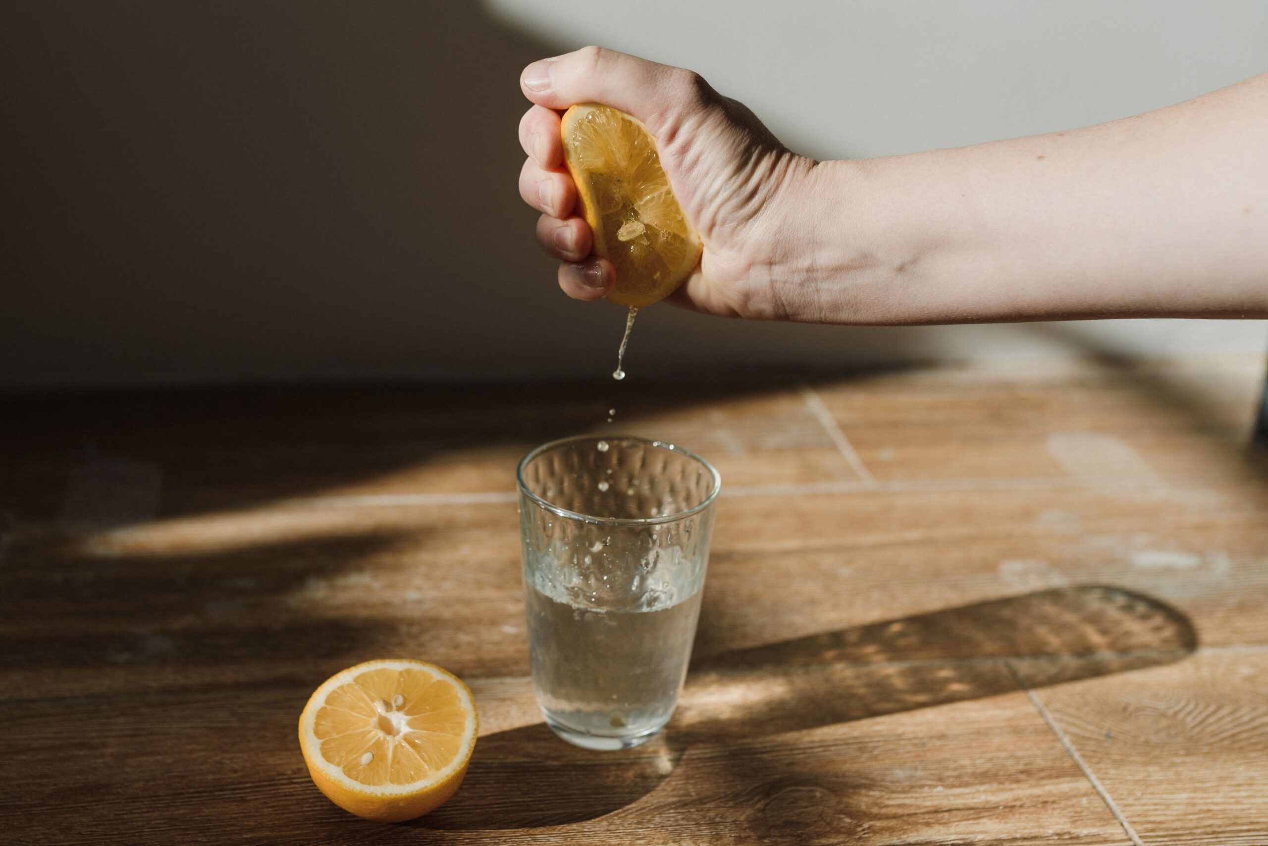 Aceste băuturi pot fi preparate și acasă, folosind ingrediente simple și naturale. Foto: pexels.com
