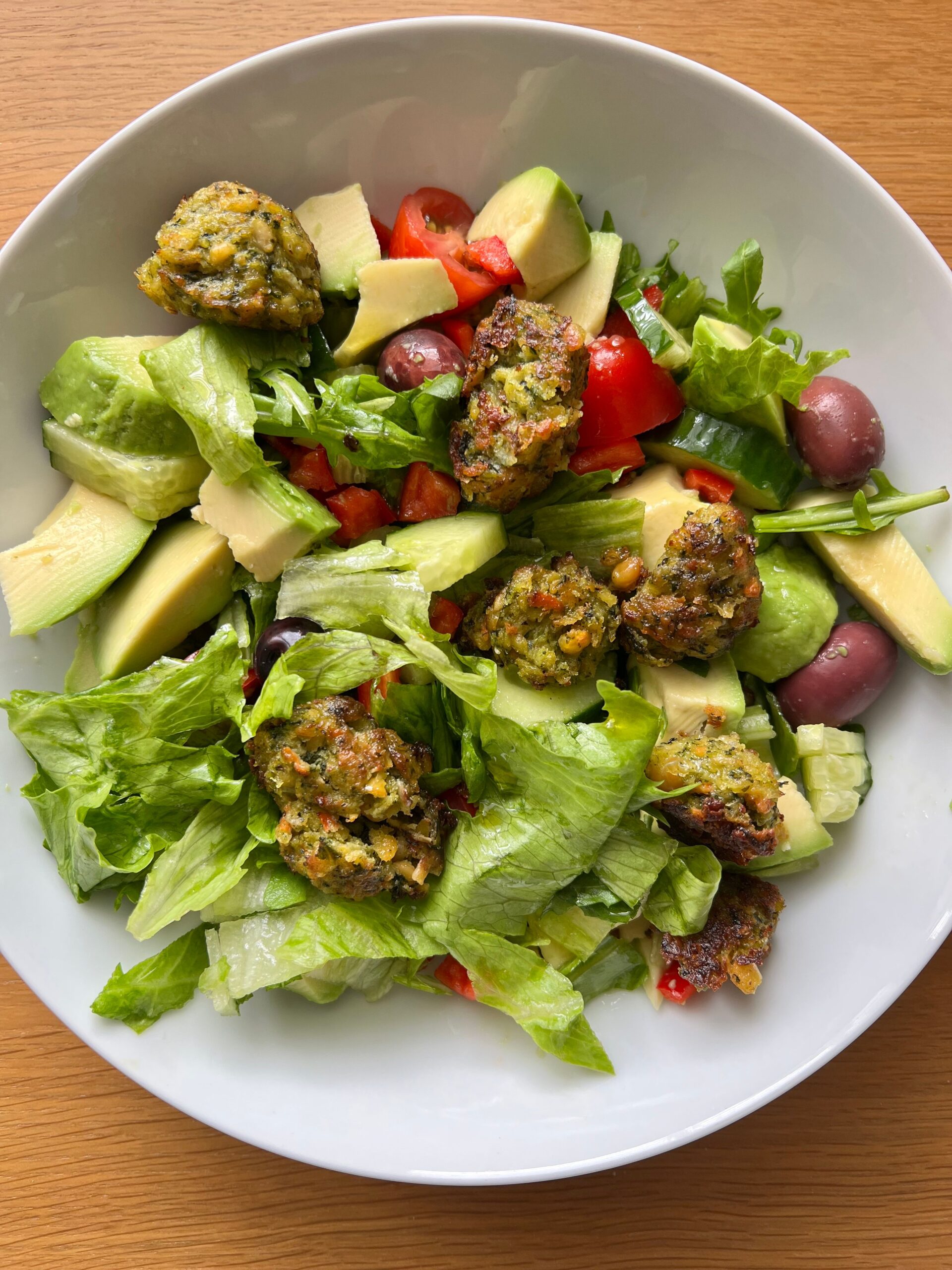Printre alimentele recomandate se numără ceaiul verde, nucile și un shake preparat zilnic din planta acvatică Mankai, o plantă bogată în proteine, vitamine și minerale. Foto: pexels.com