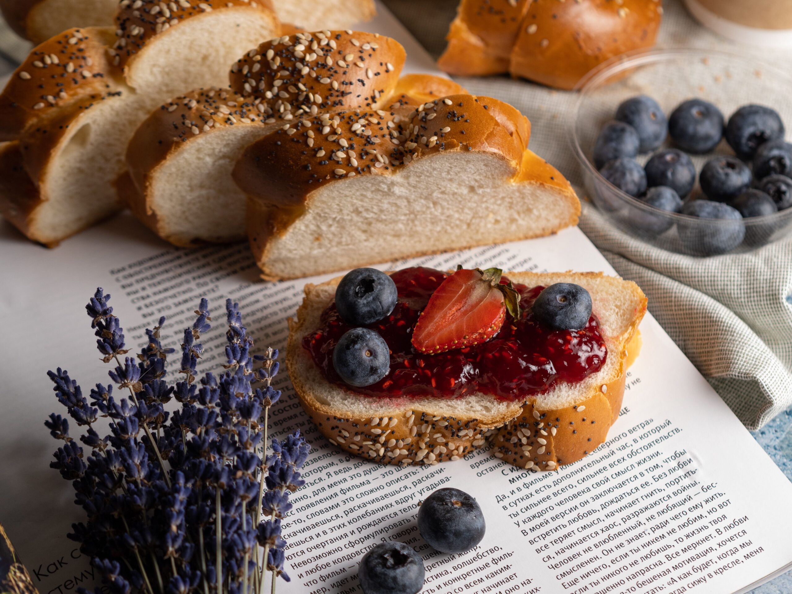 Pentru o dulceață reușită sunt recomandate afinele mici, ferme și bine coapte, care își păstrează mai ușor forma în timpul fierberii. Foto: pexels.com