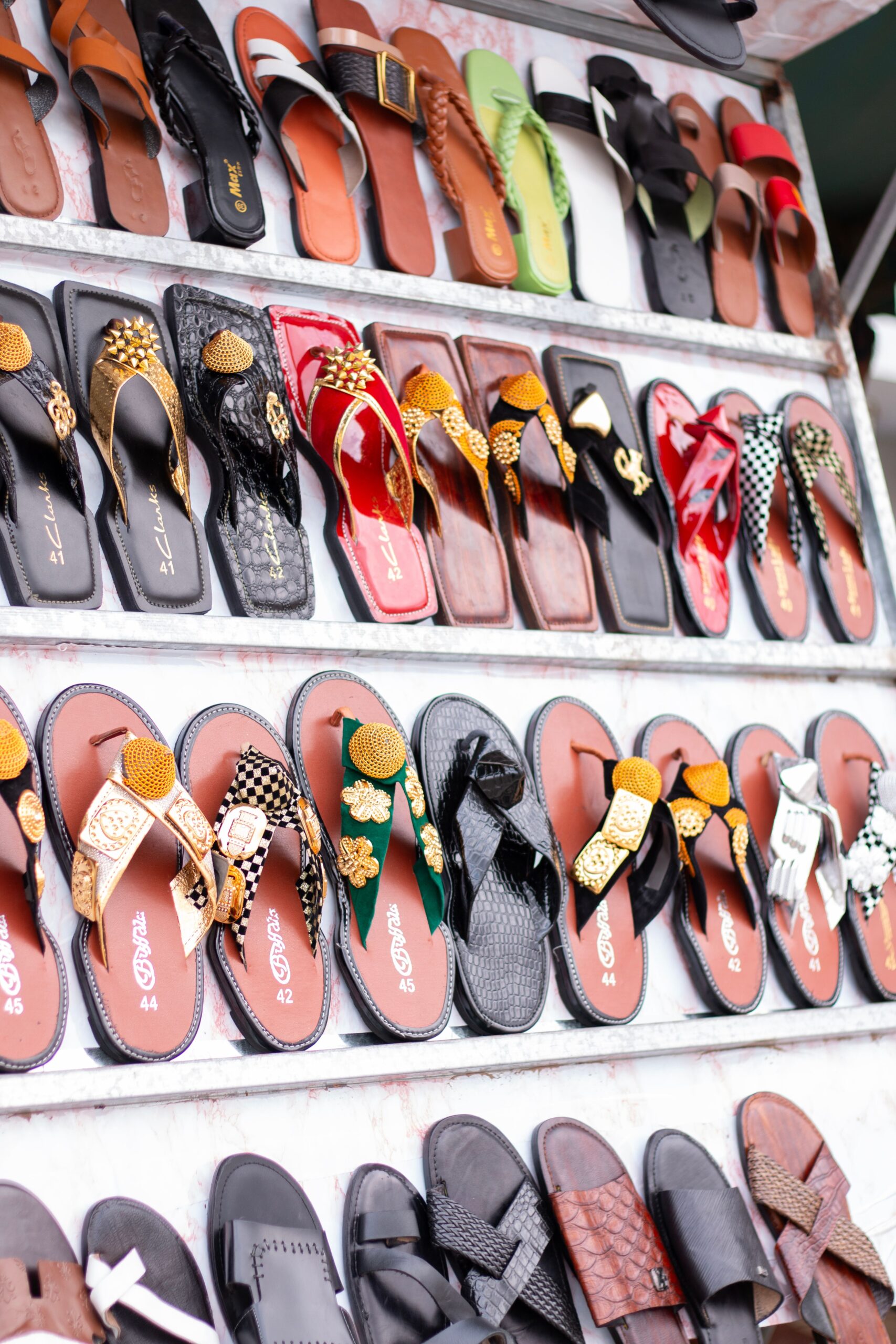 Pantofii pe care îi porți zi de zi influențează mult mai mult decât confortul picioarelor. Foto: pexels.com