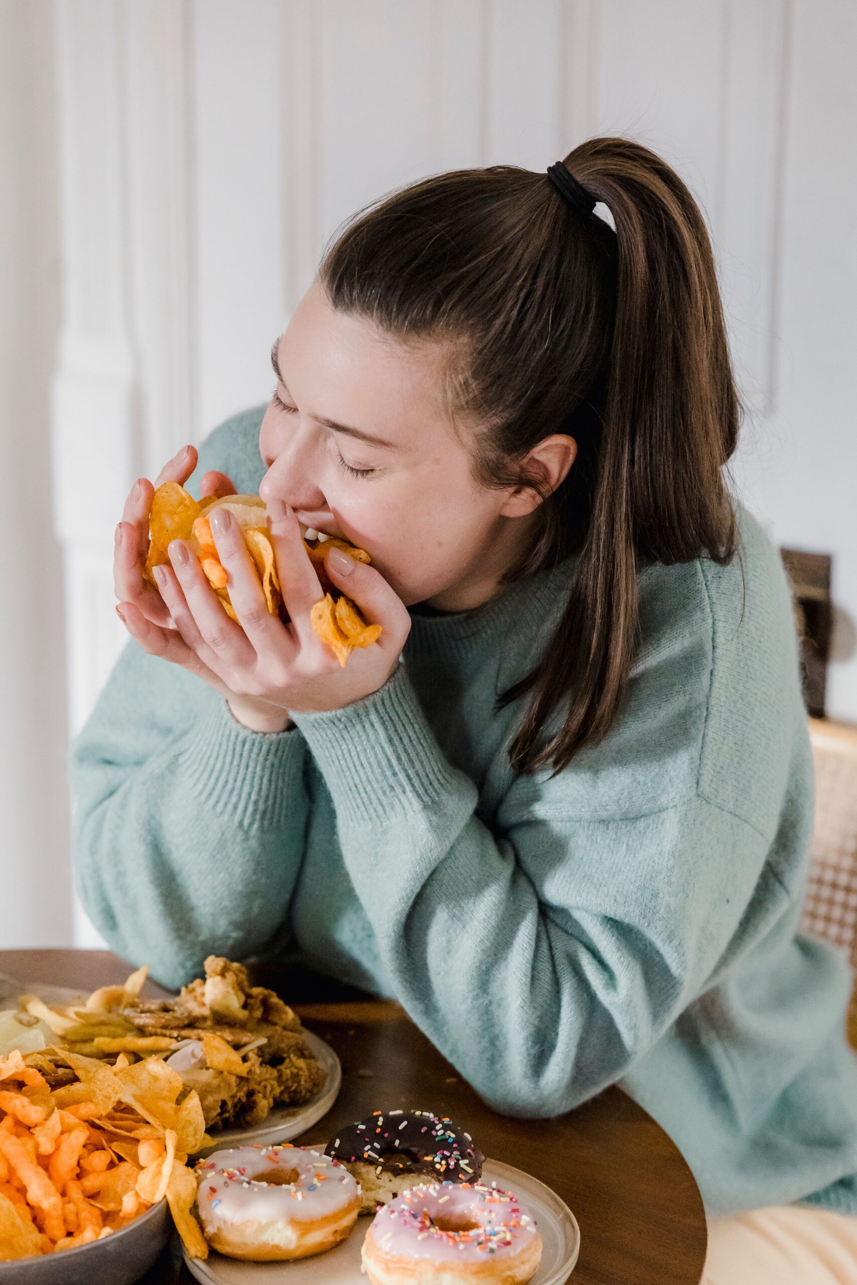 Alimentația emoțională sau mâncat pe fond de stres este mult mai frecvent decât credem. Foto: pexels.com