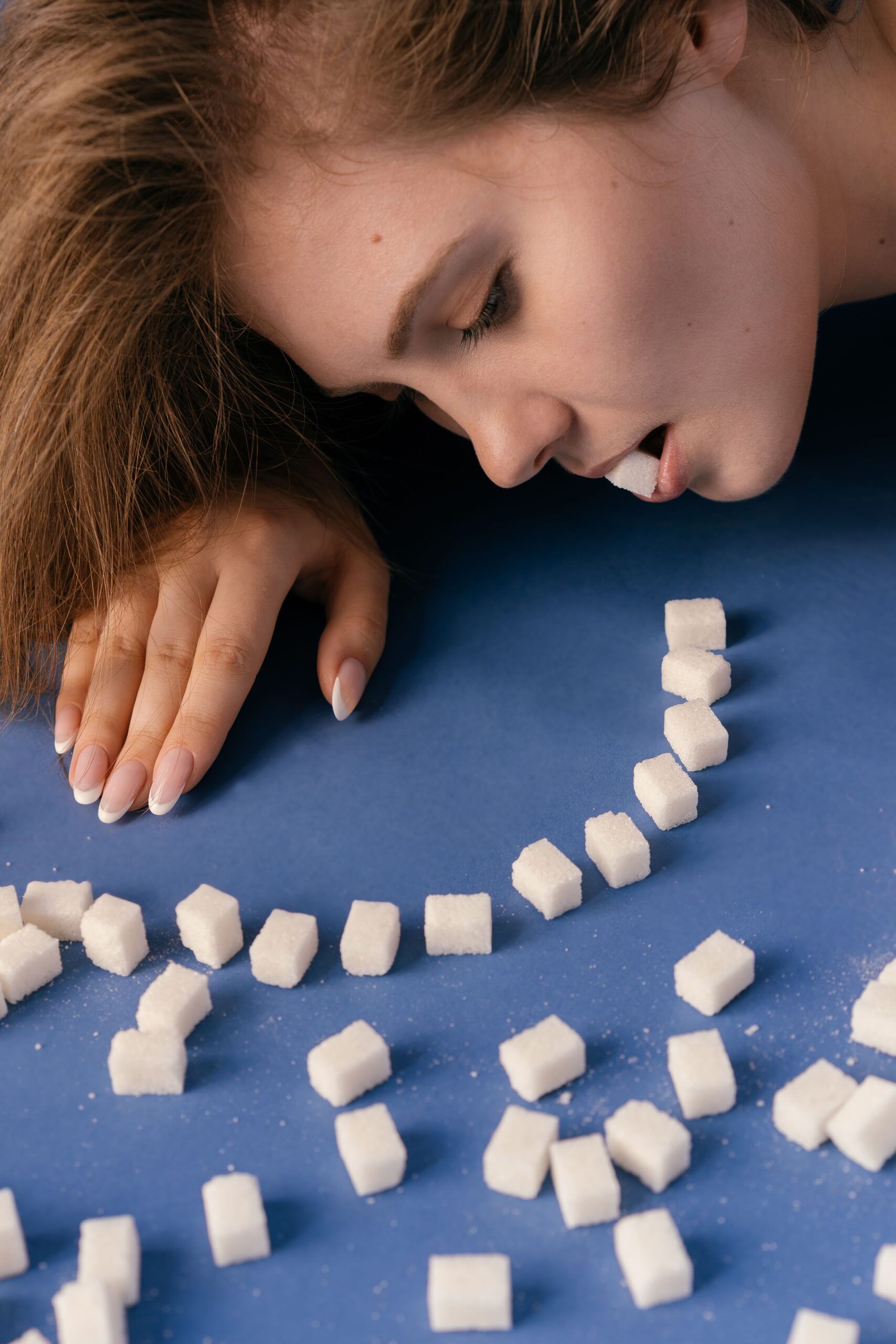 Specialiștii recomandă să îți pui câteva întrebări simple înainte de a căuta alinare în mâncare. Foto: pexels.com