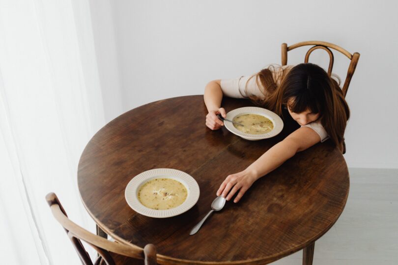 Te simți obosit după prânz? 3 metode simple prin care poți evita căderea de energie, potrivit unui nutriționist