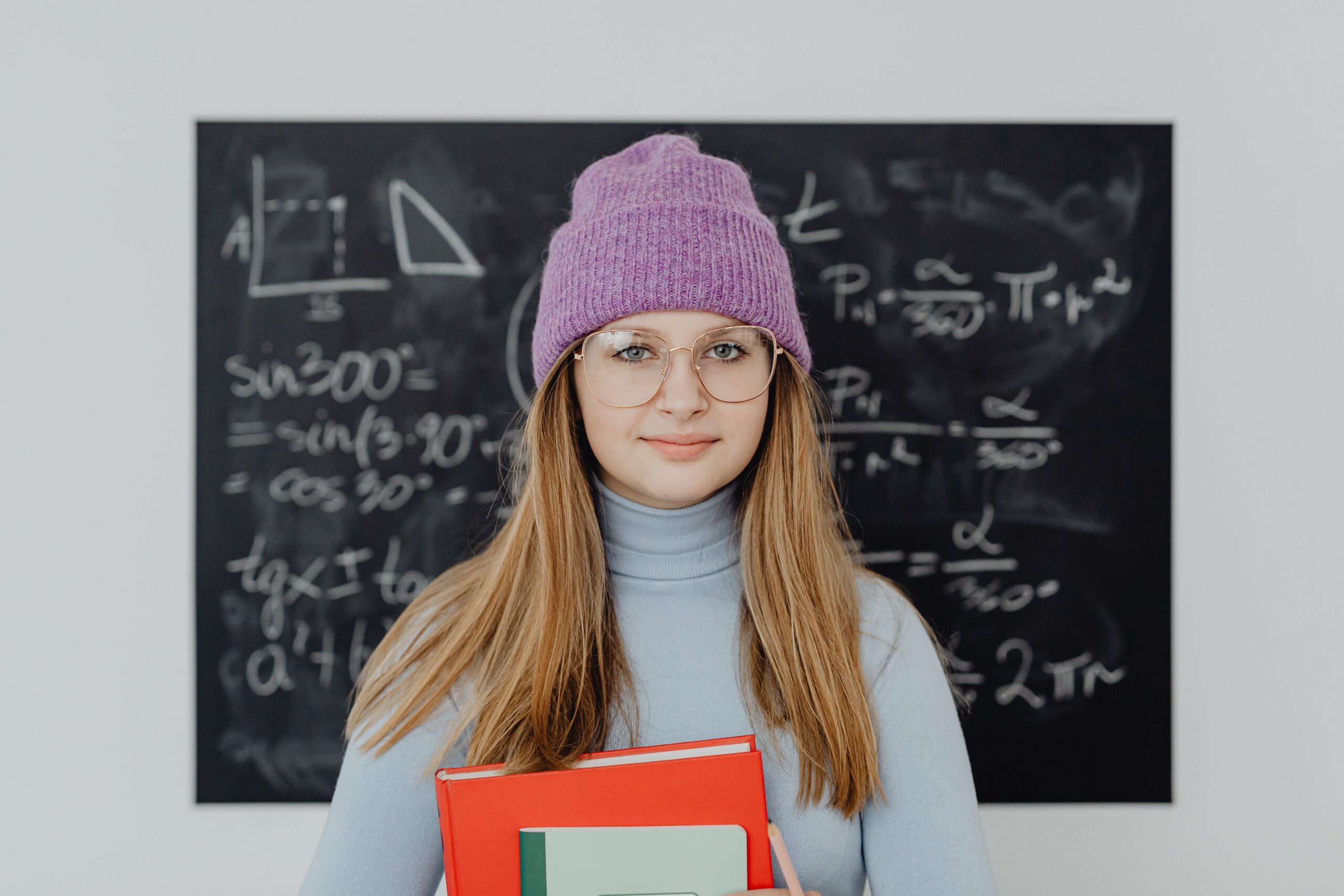 Acest comportament apare încă din copilărie, când copiii dau nume jucăriilor și poartă conversații imaginare cu ele. Foto: pexels.com