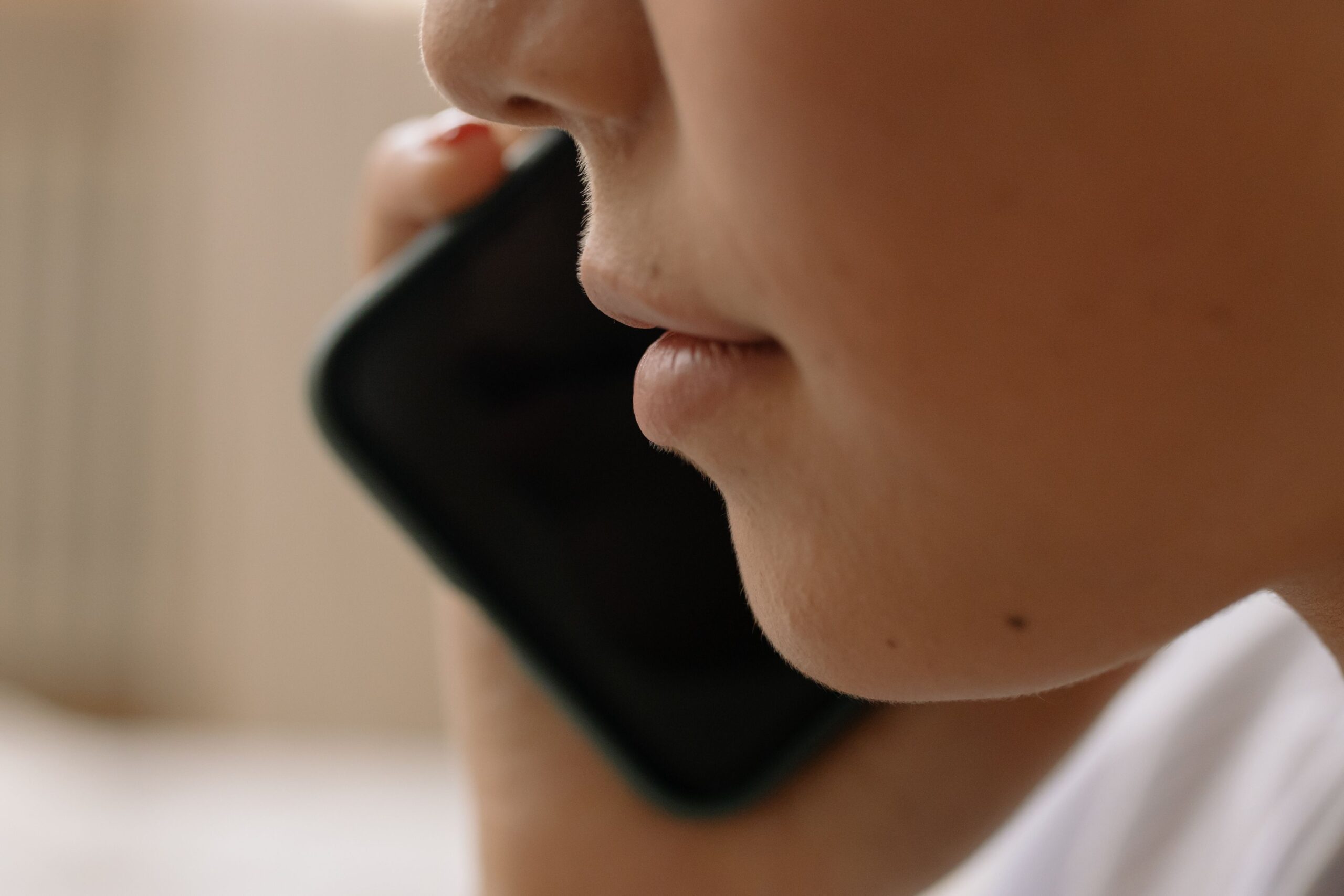 Paradoxul este că prietenii lor sunt convinși că au o relație foarte apropiată. Foto: pexels.com