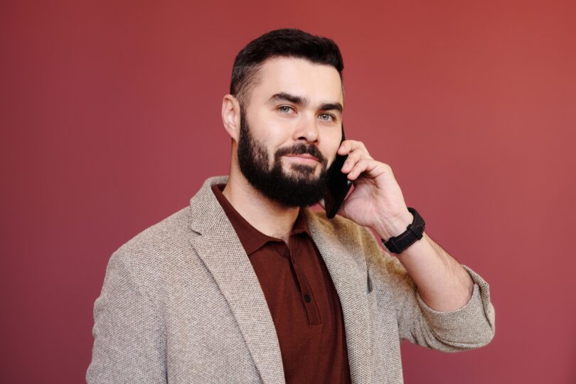 Psihologii explică de ce oamenii care sunt mereu alături de ceilalți se simt, de multe ori, cei mai singuri