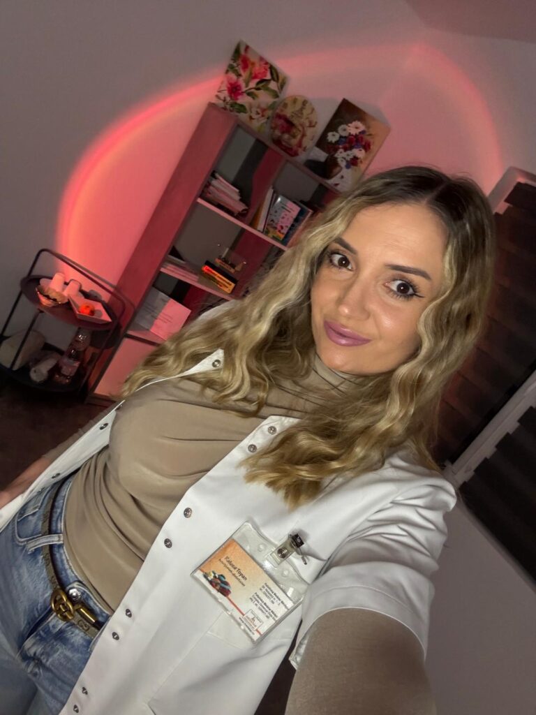 Raluca Topan, nutriționist-dietetician licențiat, absolventă a Universității de Medicină și Farmacie „Iuliu Hațieganu” din Cluj-Napoca, specializată în nutriție și dietetică.
Sursa foto: athivă personală