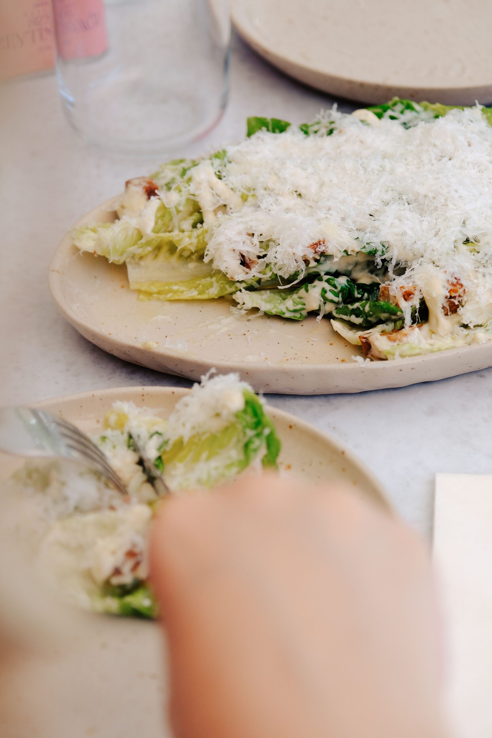 Preparatul poartă numele lui Cesare Cardini, un bucătar italian emigrat în America, care deținea un restaurant în Tijuana, Mexic. Foto: pexels.com