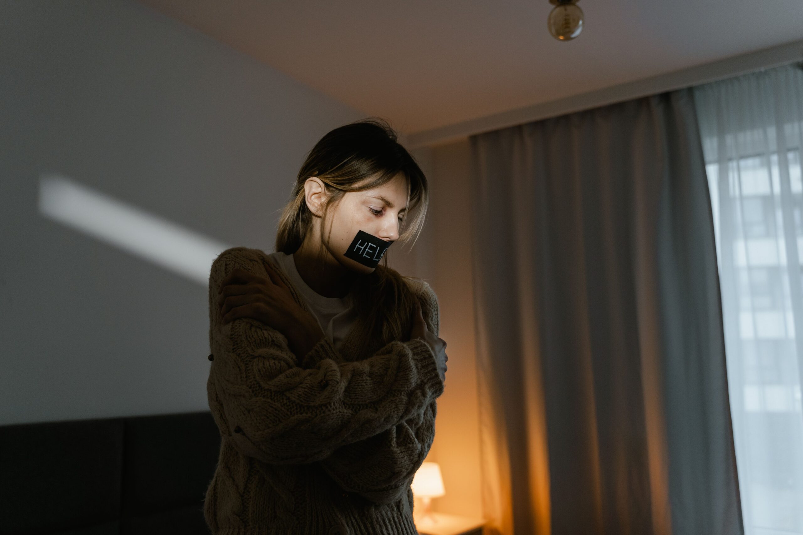 Unul dintre factorii care alimentează această diferență este creșterea violenței de gen și a hărțuirii, inclusiv în mediul online. Foto: pexels.com