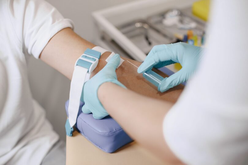 Un nou test de sânge ar putea ajuta medicii să evalueze severitatea depresiei, anxietății și durerii cronice