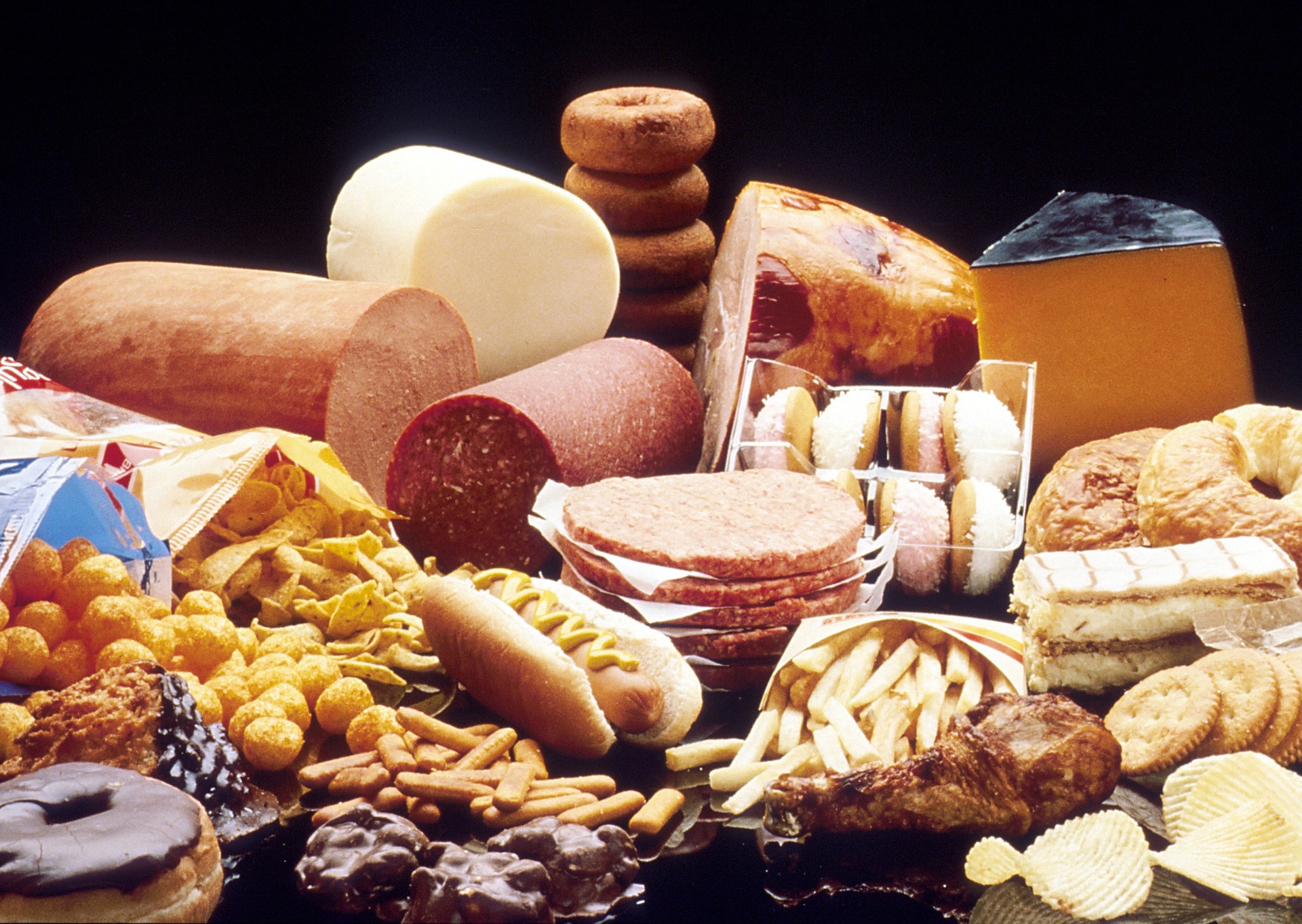 Alimentația, sedentarismul, fumatul, consumul excesiv de alcool și lipsa somnului pot contribui la apariția unui profil lipidic dezechilibrat. Foto: pexels.com