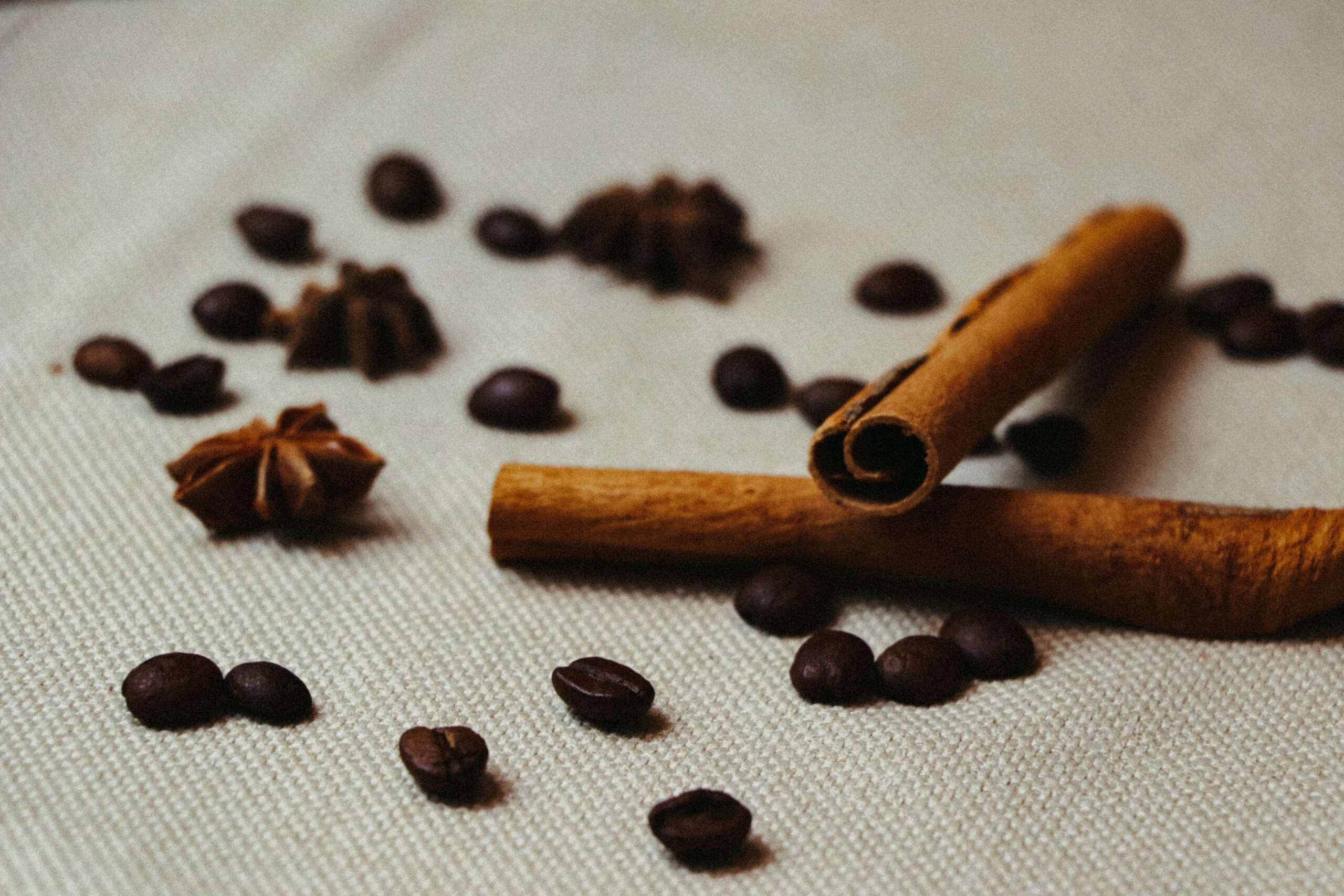 Poate fi adăugată cu ușurință în numeroase preparate și băuturi, de la terciul de ovăz și cafea până la smoothie-uri și deserturi. Foto: pexels.com