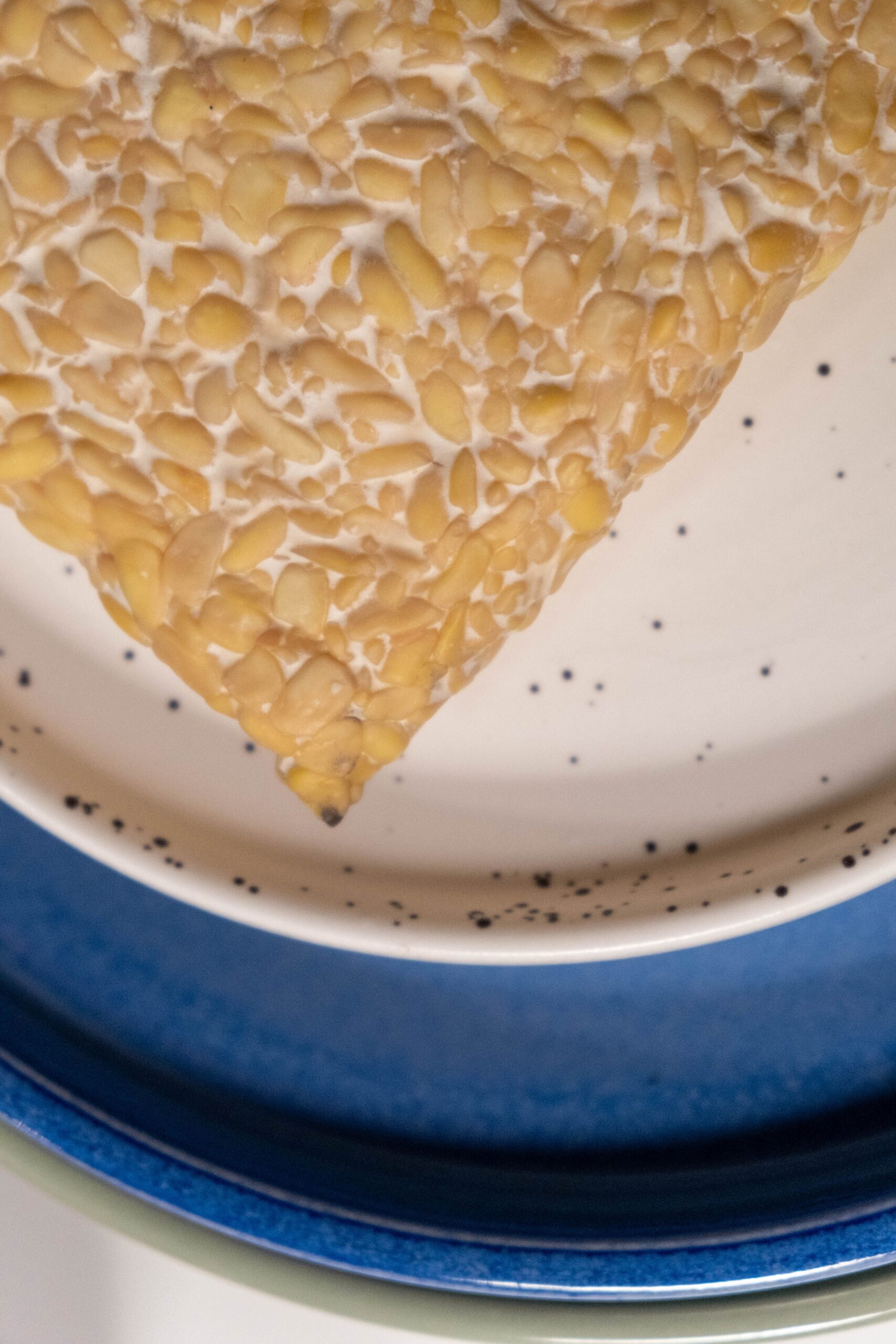 Originar din Indonezia, acest aliment obținut prin fermentarea boabelor de soia are o textură fermă și un gust ușor de nucă. Foto: pexels.com