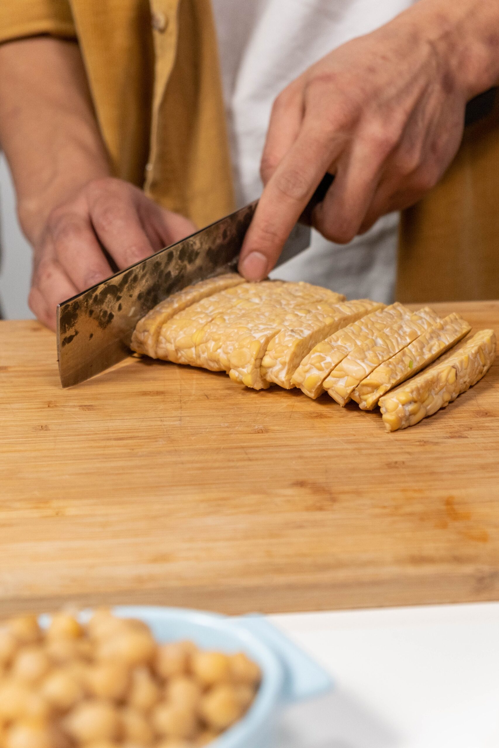 Pentru că este făcut din boabe întregi de soia, tempehul oferă și alți nutrienți pe lângă proteine. Foto: pexels.com