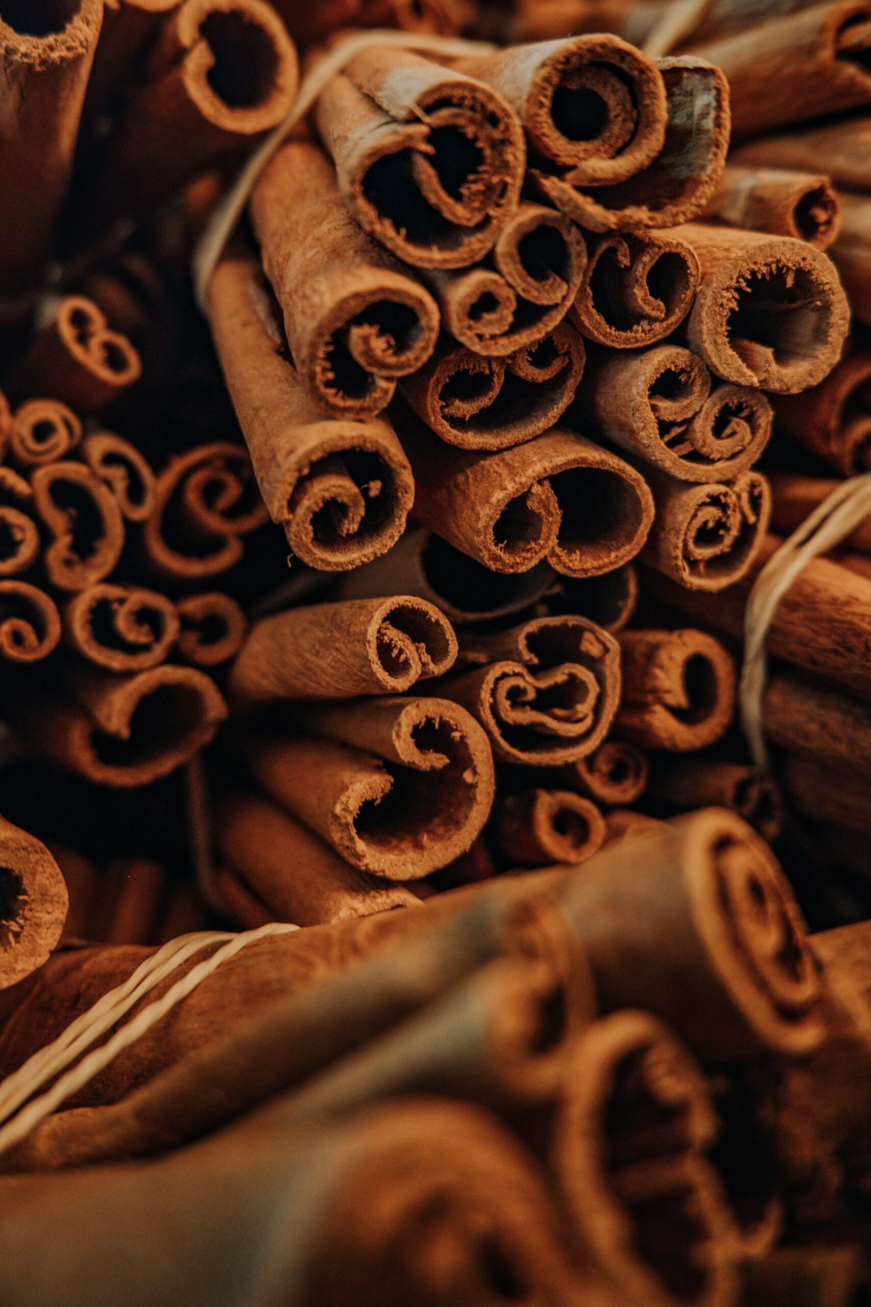 Datorită mirosului puternic și unor proprietăți antimicrobiene și antifungice, scorțișoara poate fi folosită pentru împrospătarea aerului. Foto: pexels.com