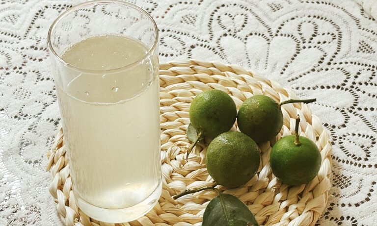 Ce efecte poate avea sucul de lime consumat dimineața. Beneficii, dar și riscuri pentru sănătate