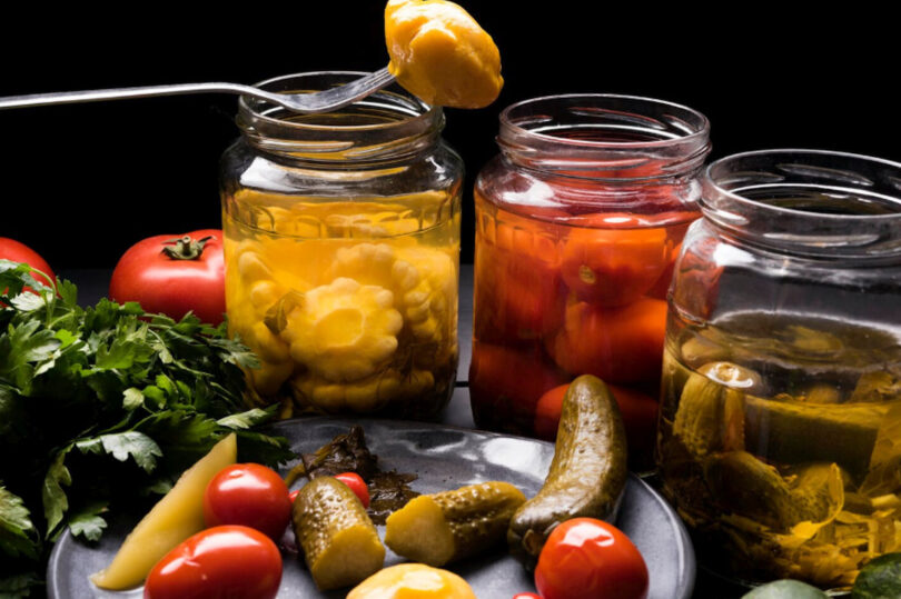 Conservele de legume pentru iarnă pot deveni periculoase. Greșelile care cresc riscul de botulism
