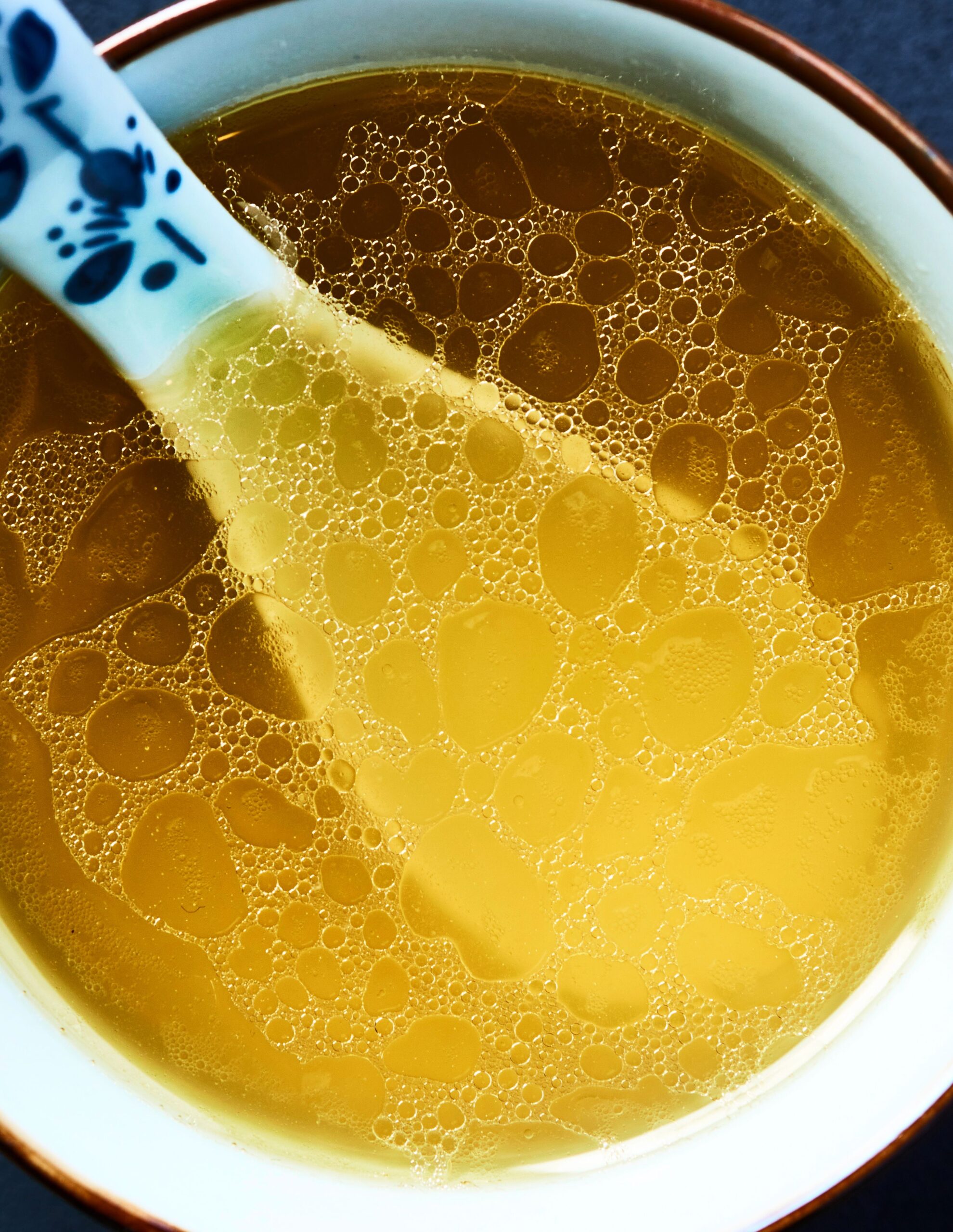 Supa preparată din oase de vită, pui sau pește este una dintre cele mai cunoscute surse alimentare de gelatină și colagen. Foto: pexels.com