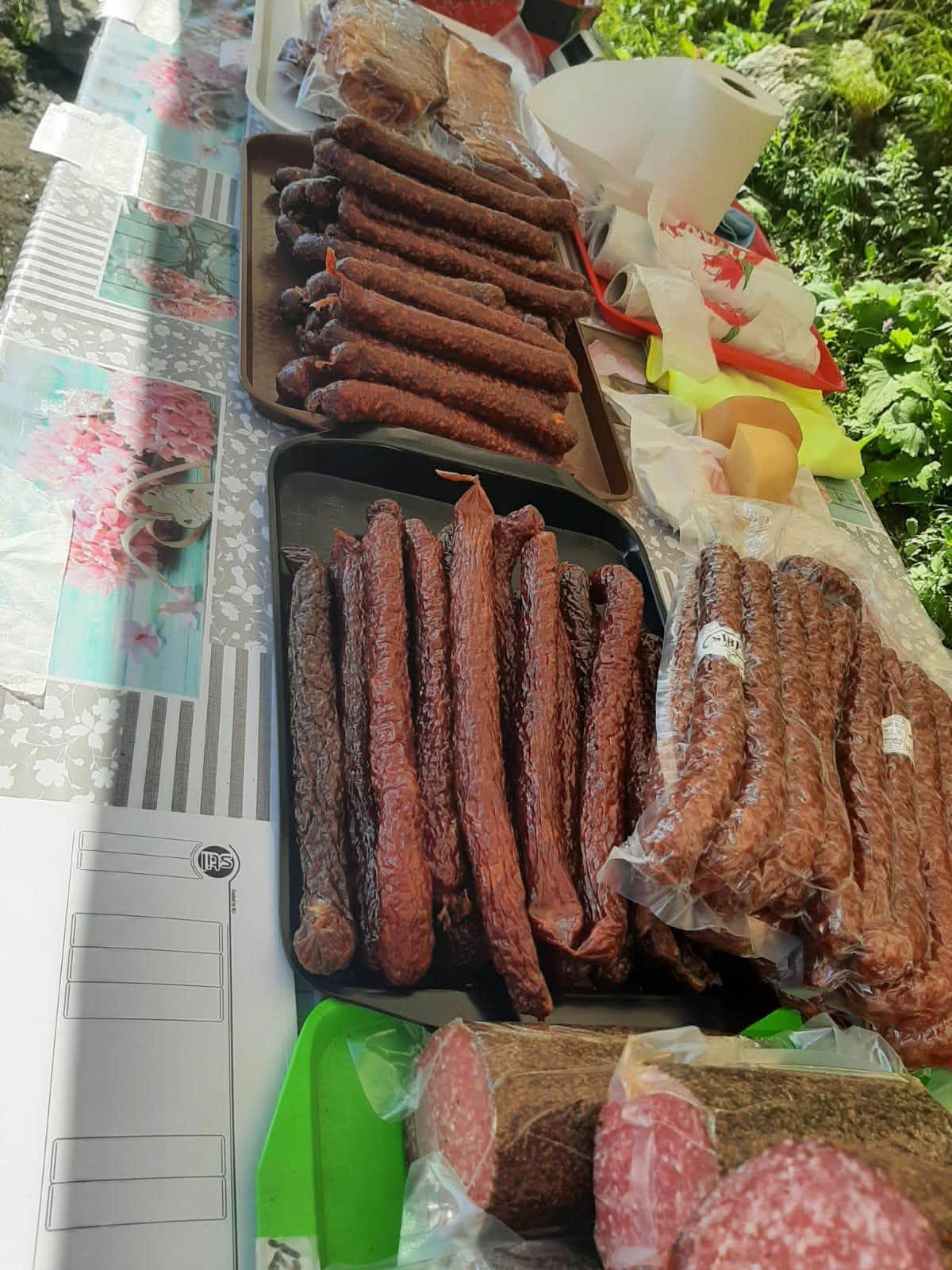 Produsele din carne și al produselor lactate care erau ținute la temperatura mediului ambiant și, mai grav, expuse direct la razele soarelui. Foto: Facebook ANPC