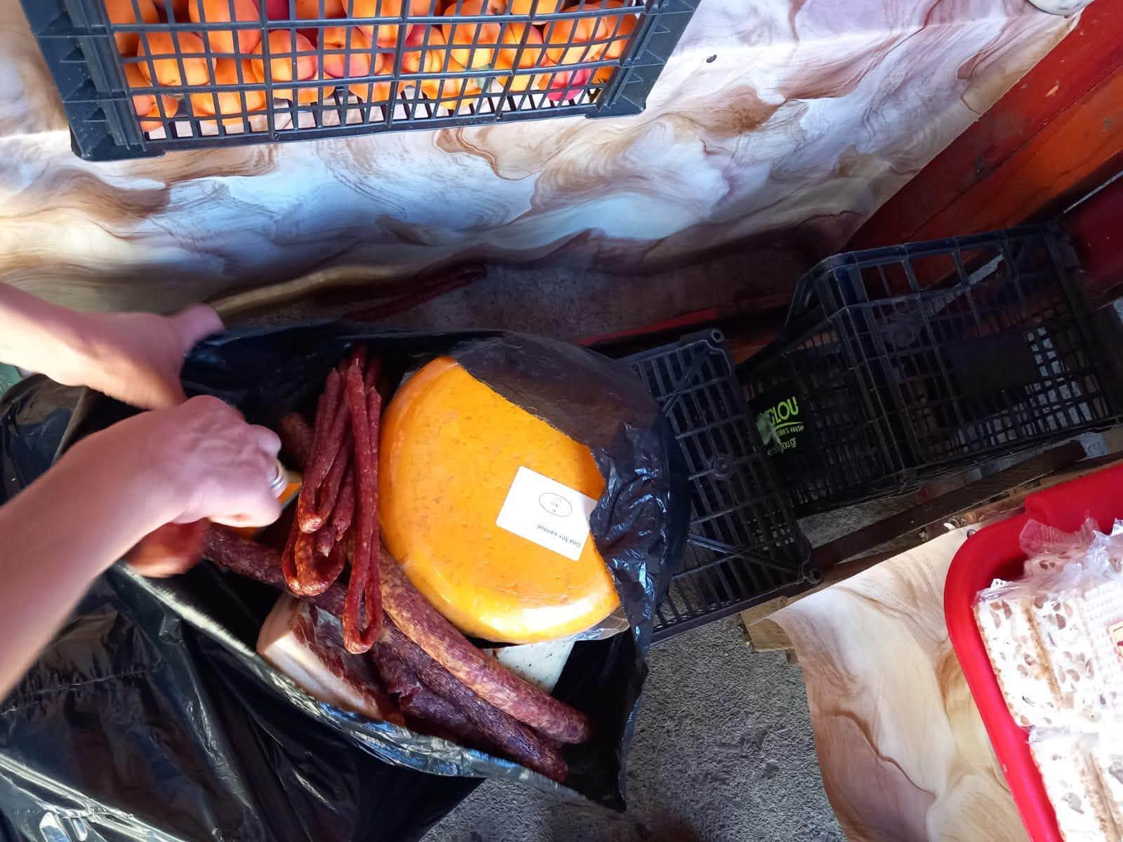 Au fost găsite și produse alimentare păstrate în condiții care nu respectau temperaturile indicate de producători. Foto: Facebook ANPC