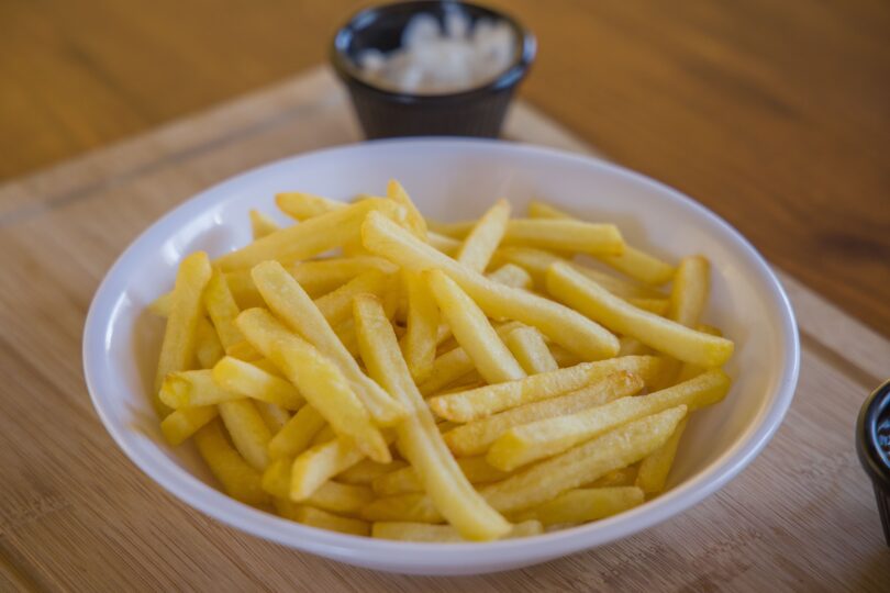 Cartofii prăjiți de la fast-food, puși sub lupă. Ce au arătat analizele și unde apare problema