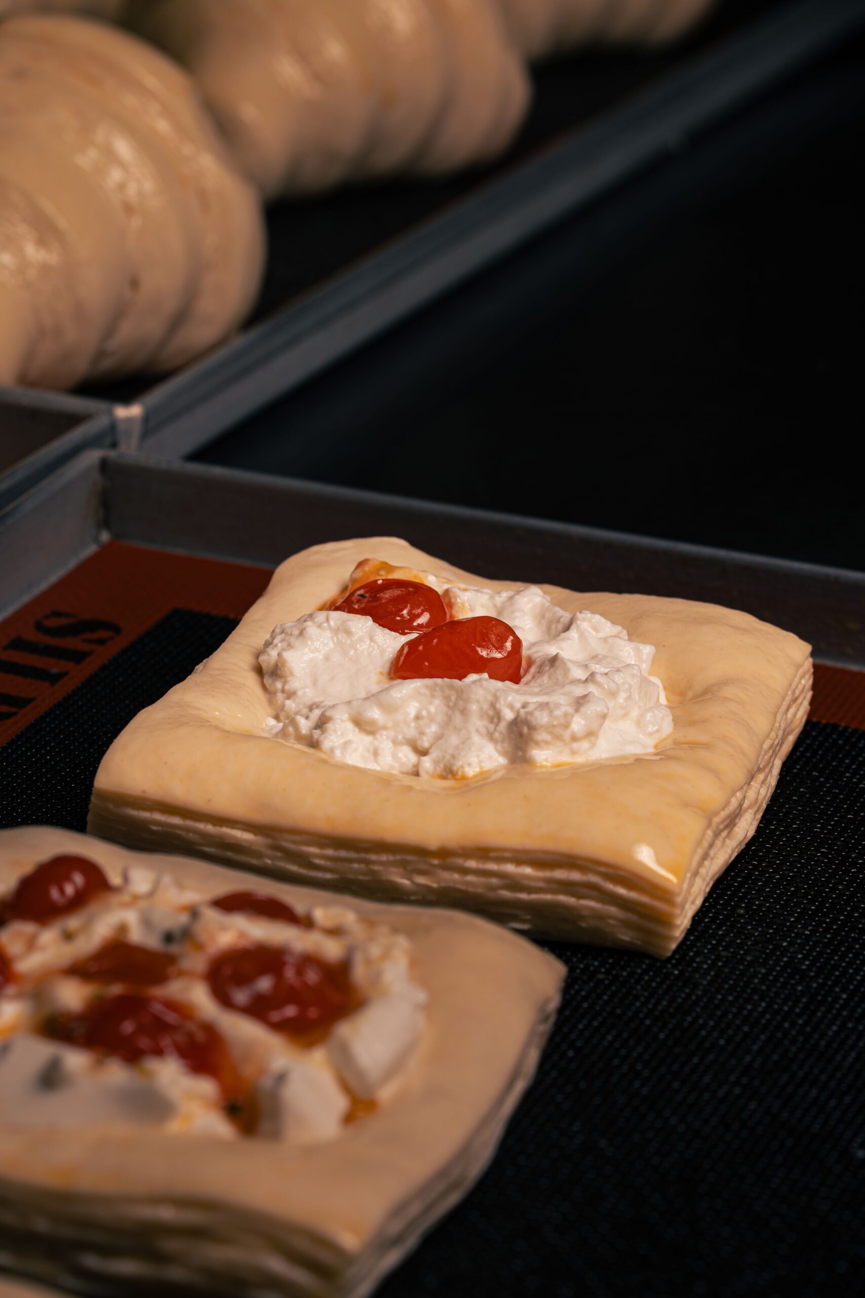 O merdenea de aproximativ 100-120 de grame poate ajunge la circa 500 de calorii, în funcție de produs. Foto: pexels.com