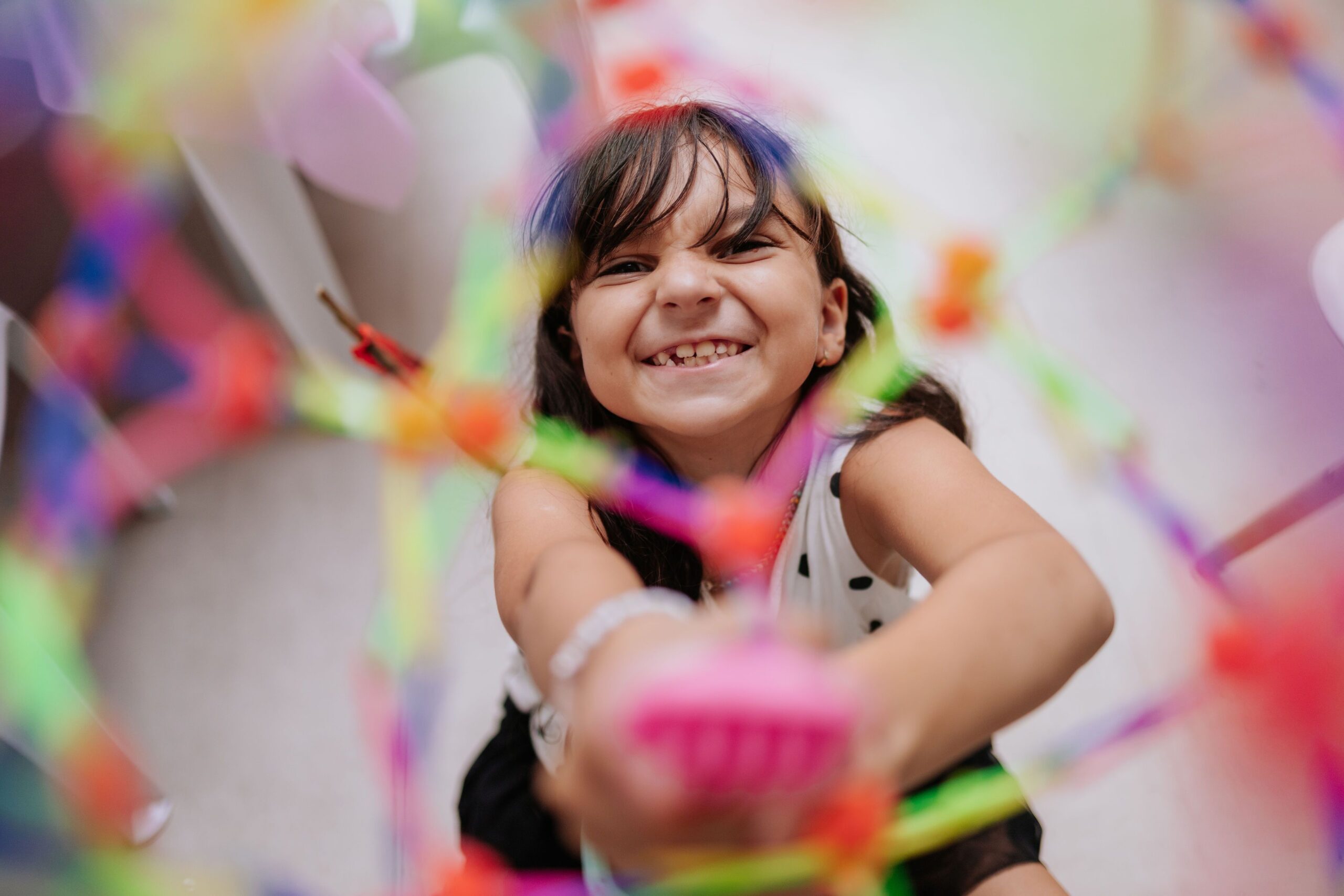 Copiii au nevoie și de momente în care să decidă singuri ce fac. Foto: pexels.com